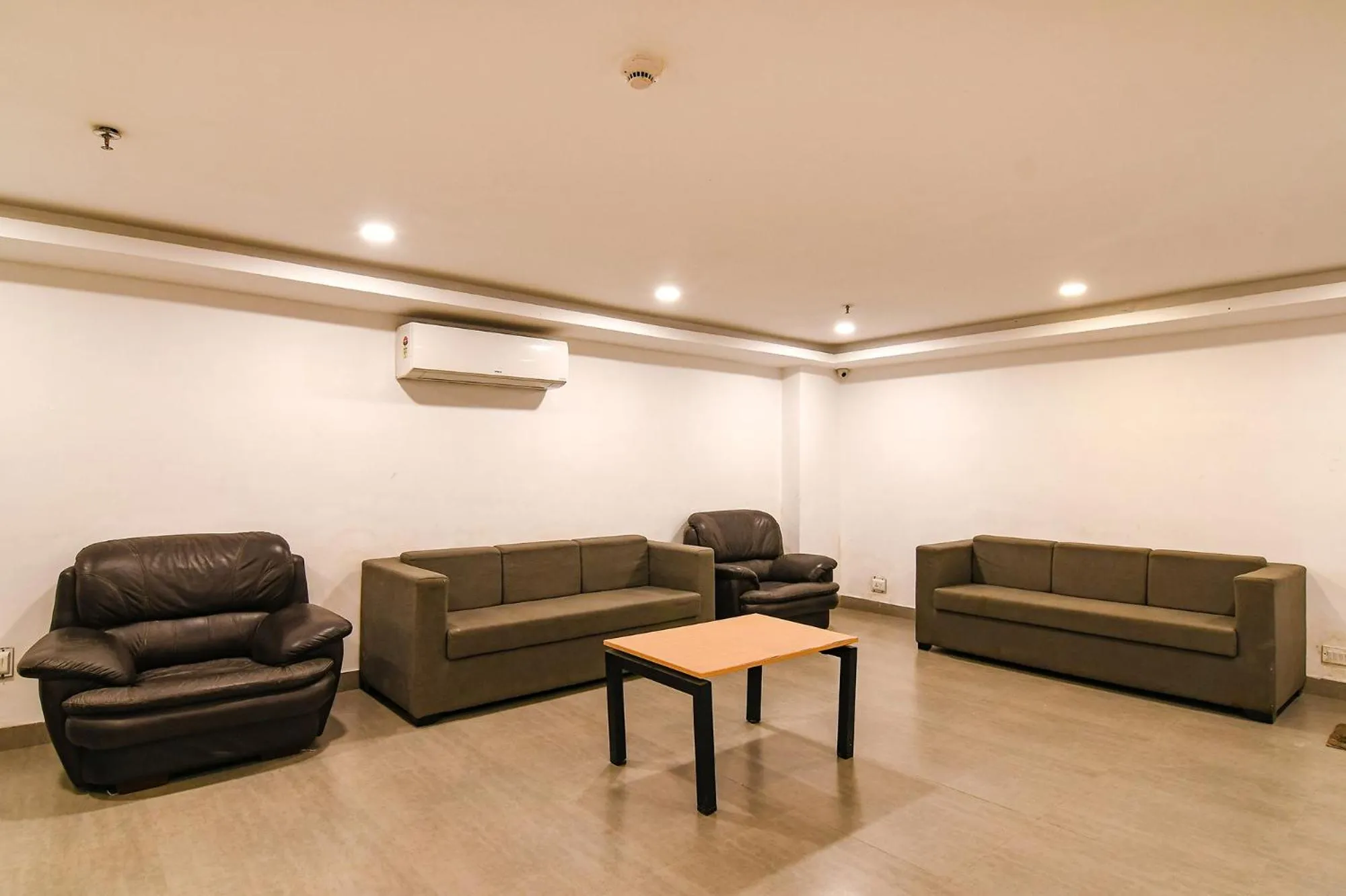Seating area in FabHotel Sayeeda International - 600m from Park Circus 7 Point