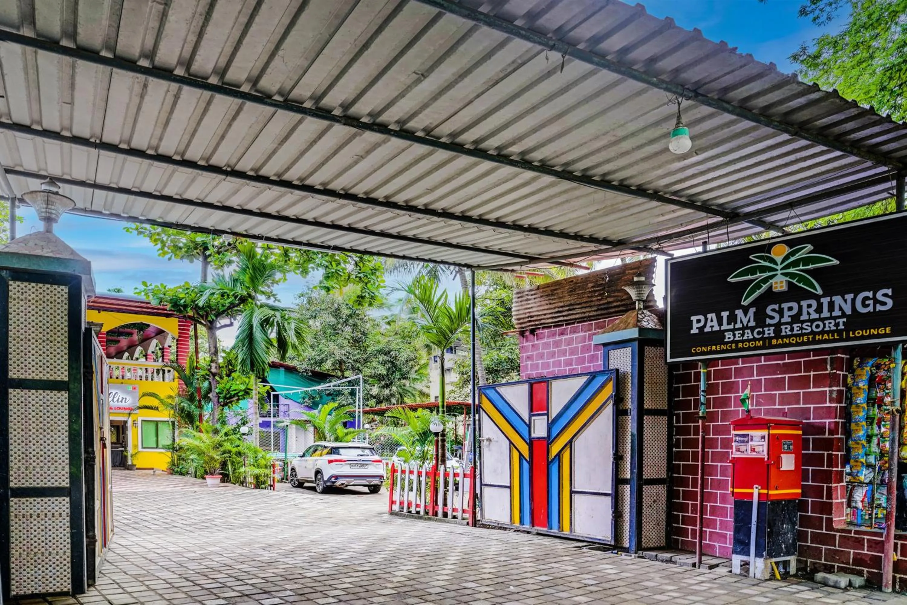 Facade/entrance in Collection O Palm Springs Beach Resort