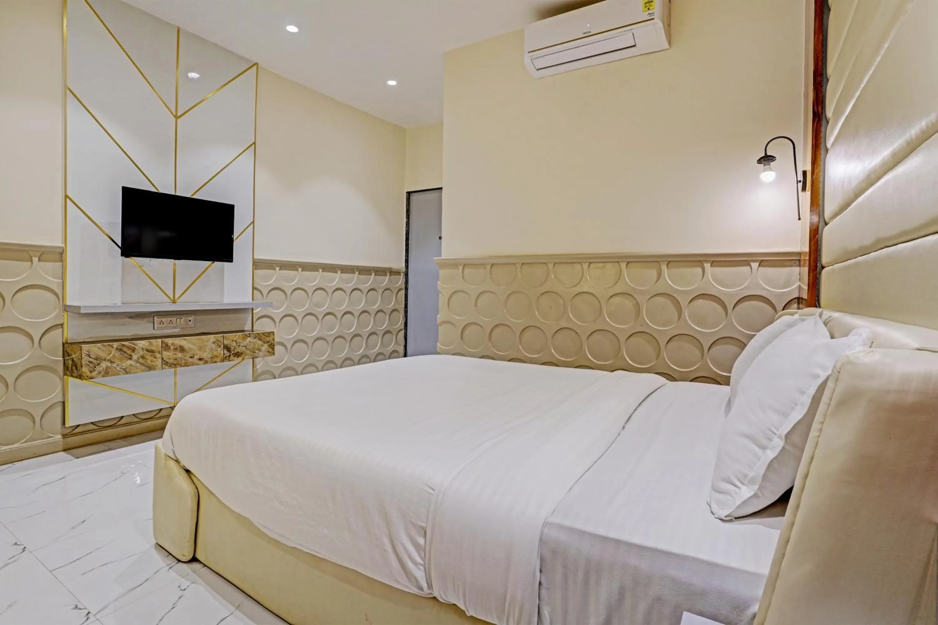 Bedroom, TV/Entertainment Center in Collection O Palm Springs Beach Resort