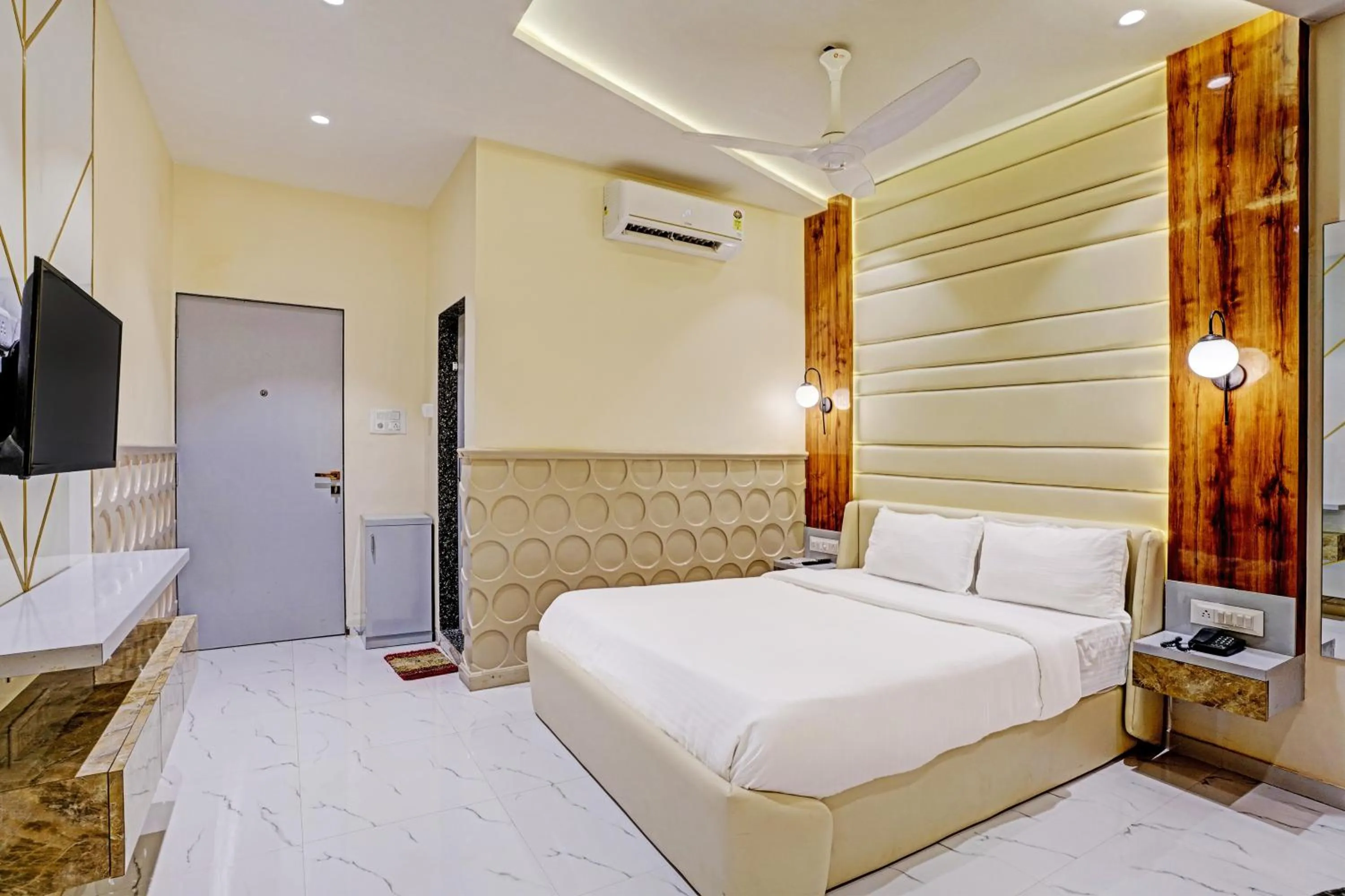 Bedroom in Collection O Palm Springs Beach Resort