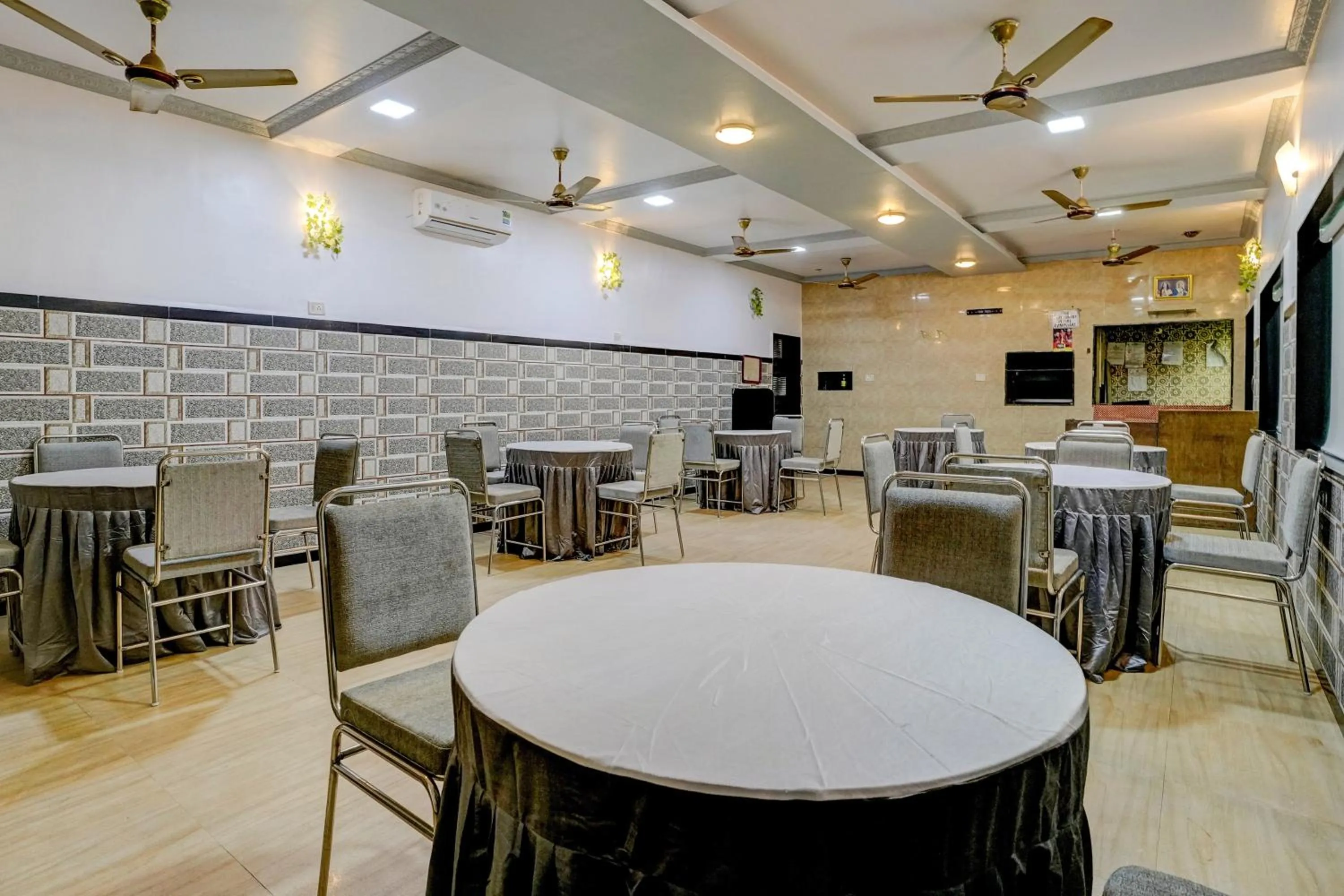 Restaurant/Places to Eat in Collection O Palm Springs Beach Resort