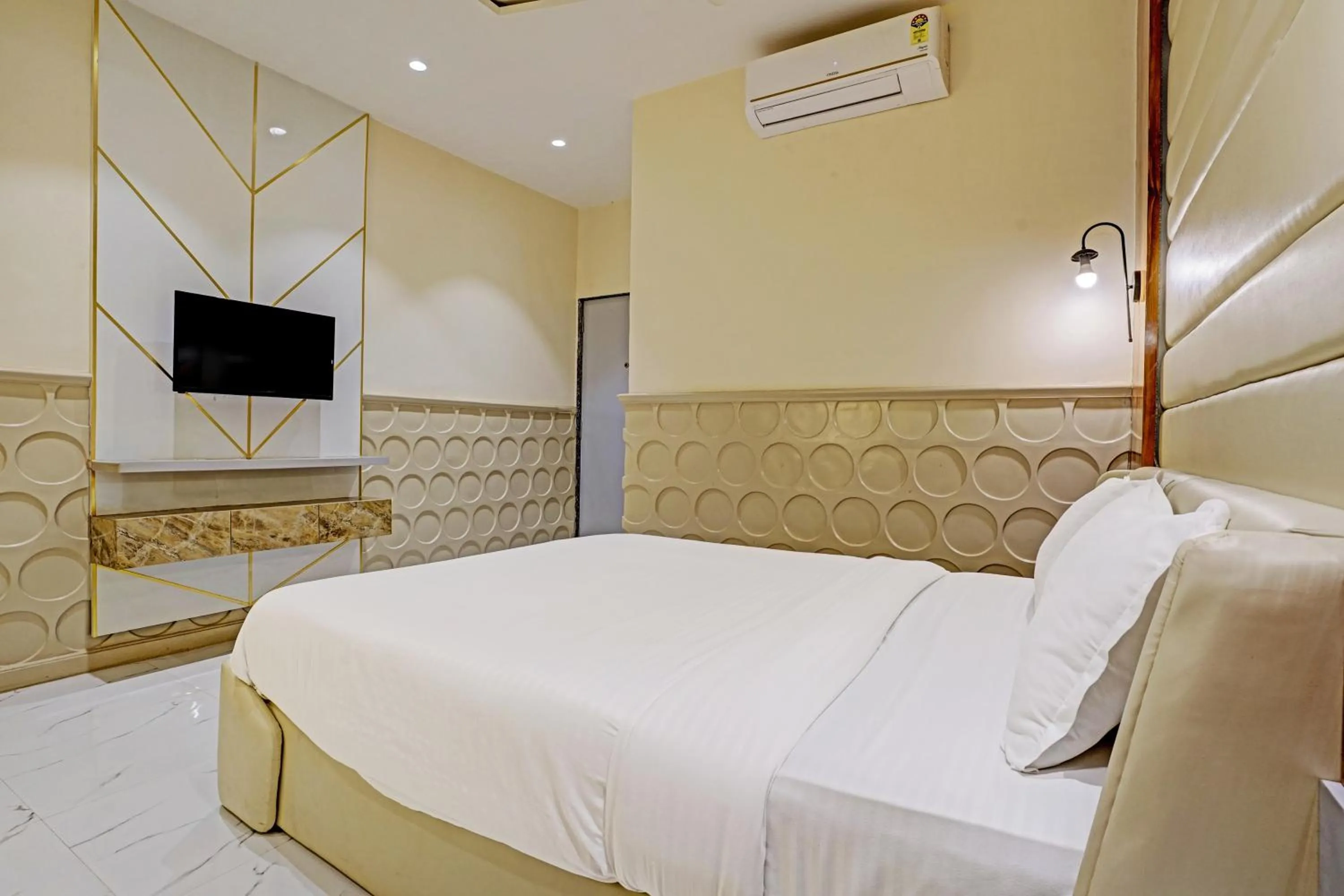 Bedroom in Collection O Palm Springs Beach Resort