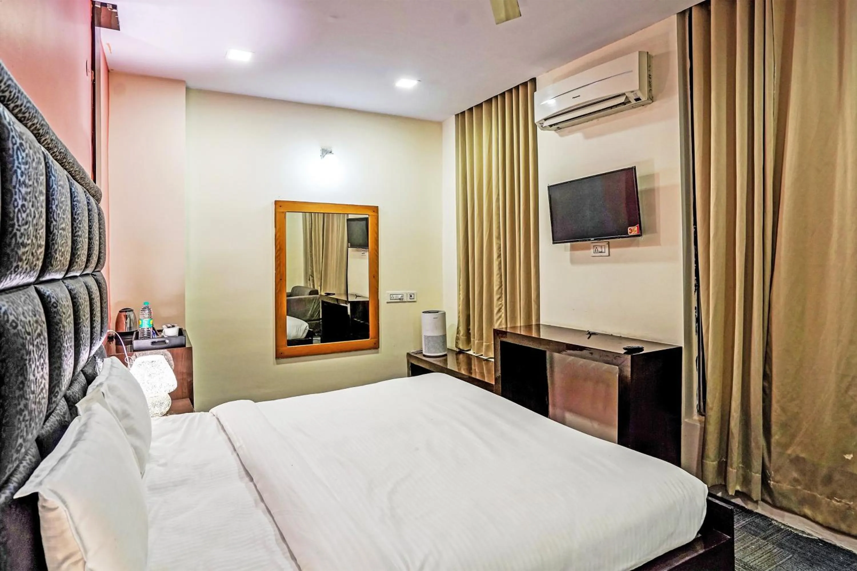 Bedroom, TV/Entertainment Center in Palette - Hotel Nature Retreat Resort