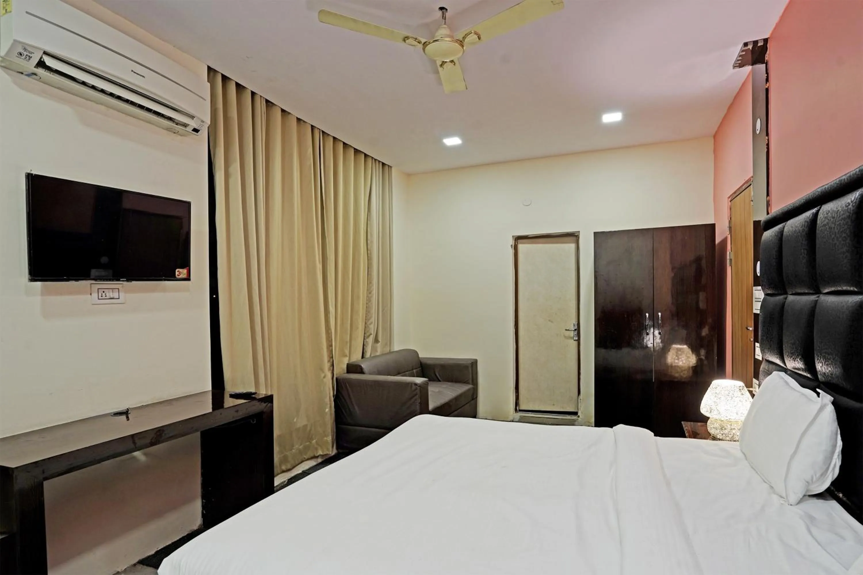Bedroom, TV/Entertainment Center in Palette - Hotel Nature Retreat Resort