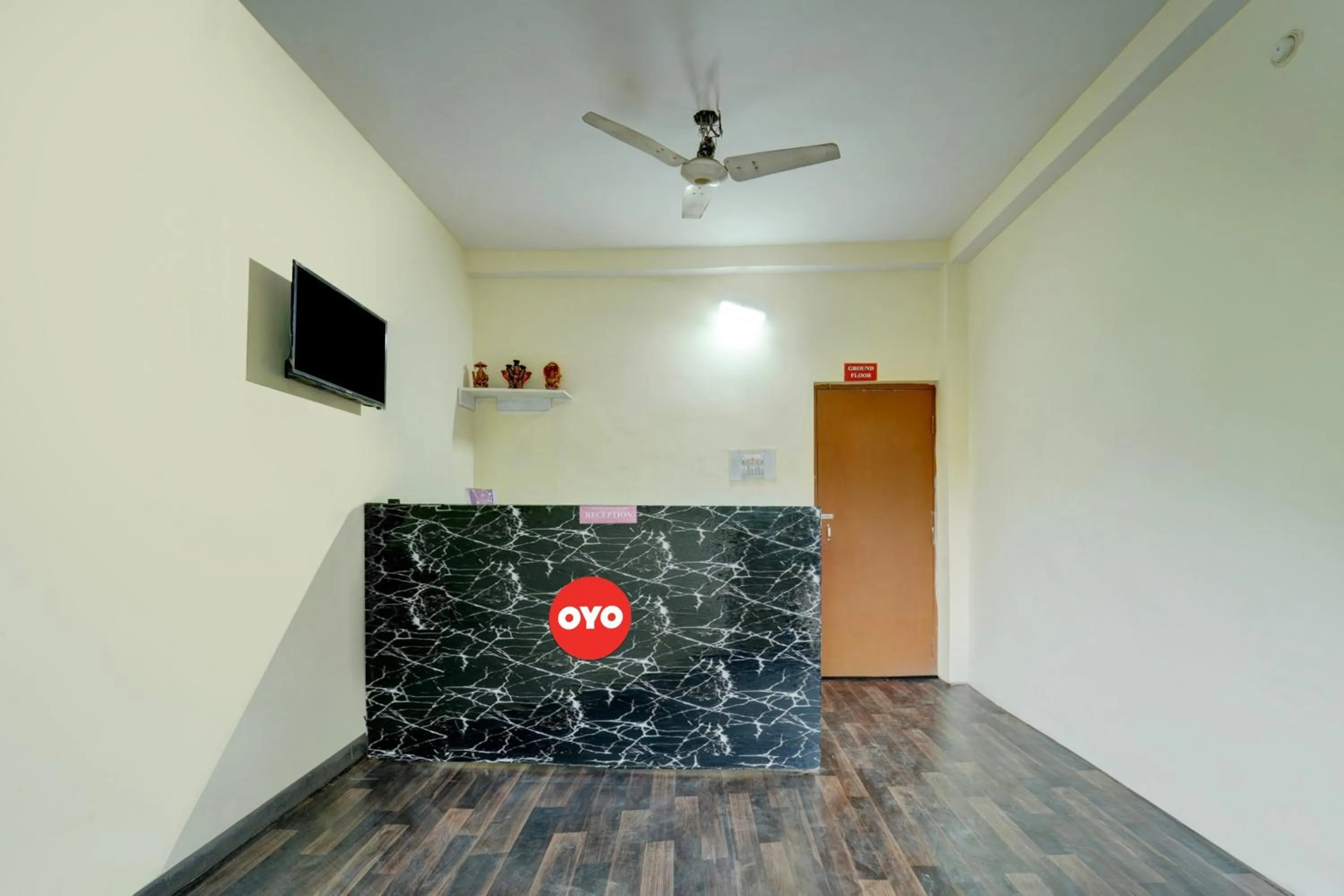 Lobby or reception in OYO Flagship Hotel Shubhmangalam