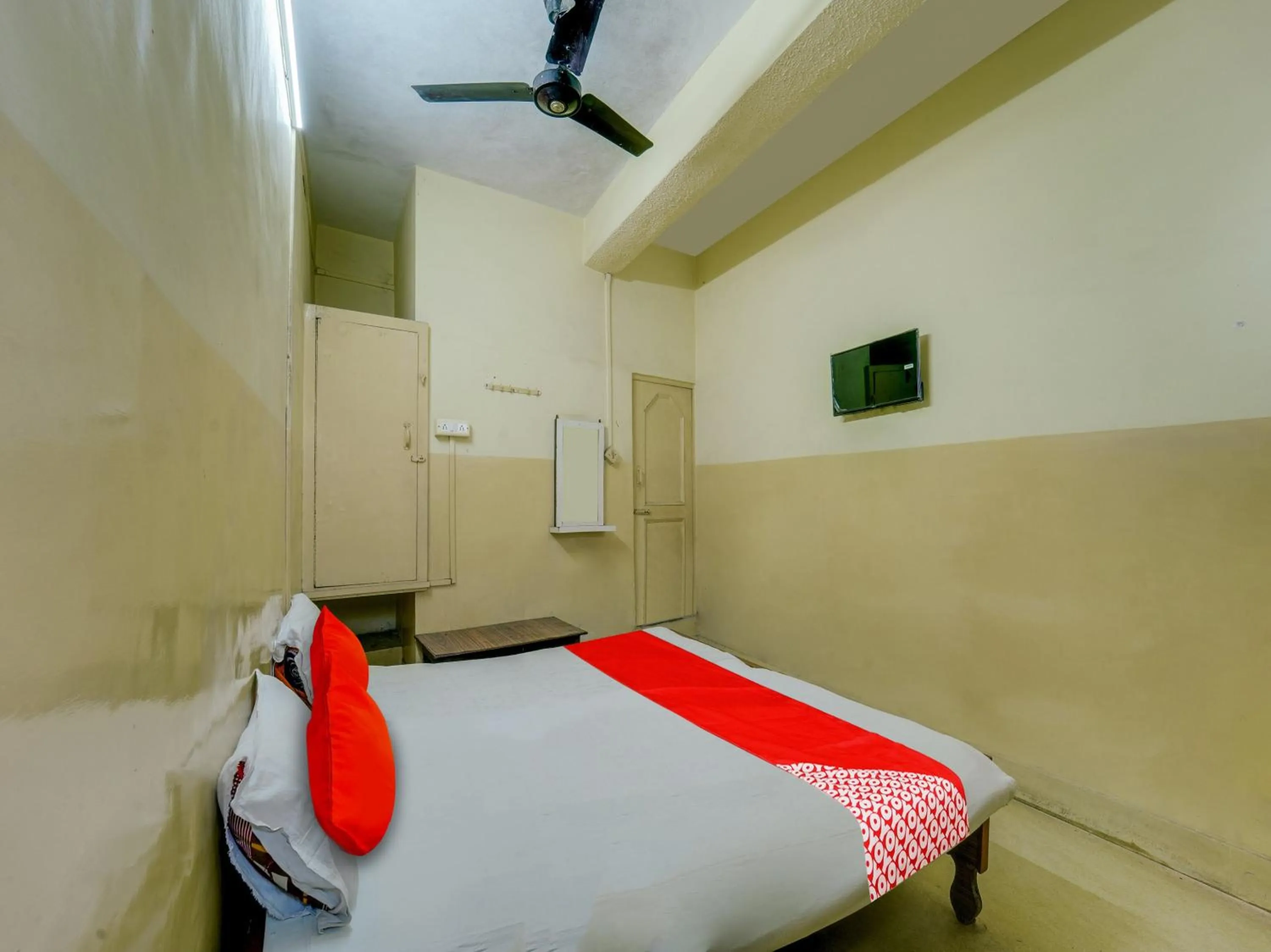 Bedroom in OYO Flagship Hotel Ashish Inn