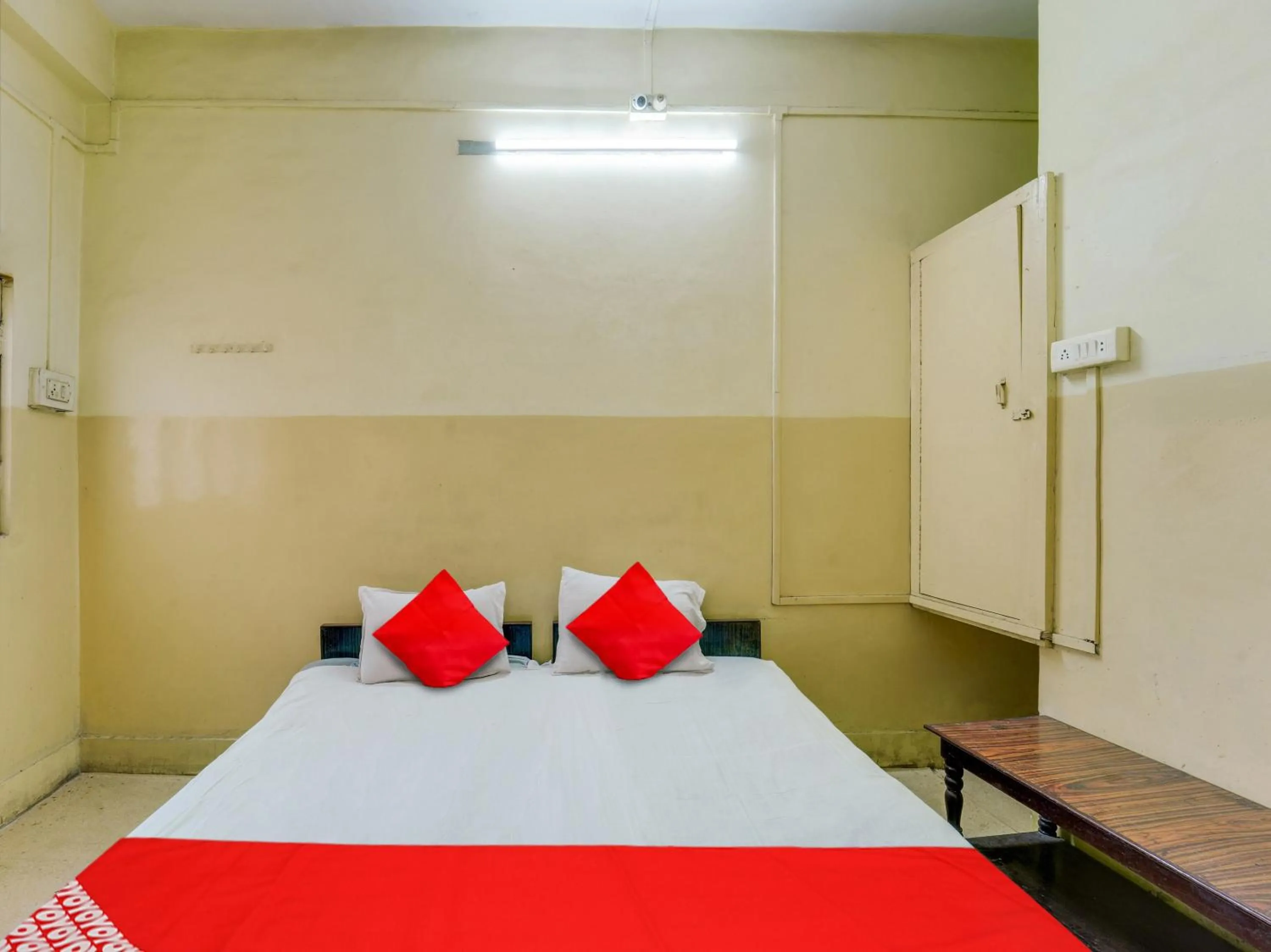 Bedroom in OYO Flagship Hotel Ashish Inn