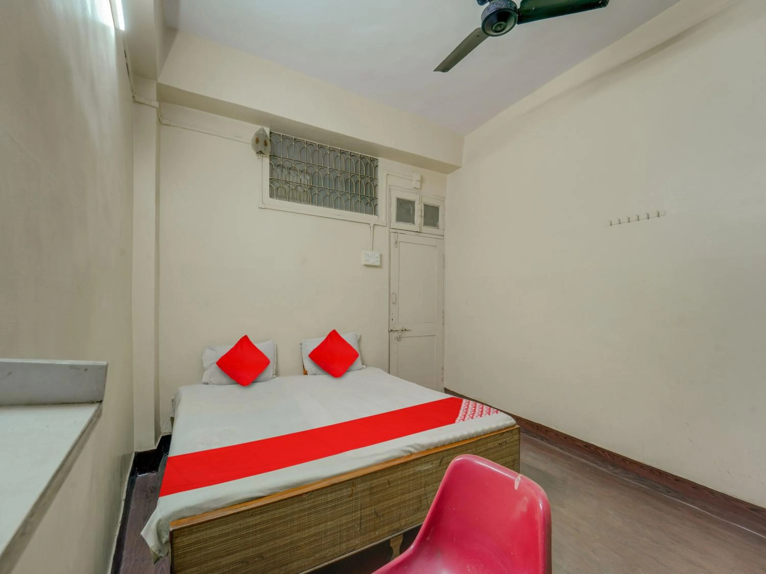 Bedroom in OYO Flagship Hotel Ashish Inn