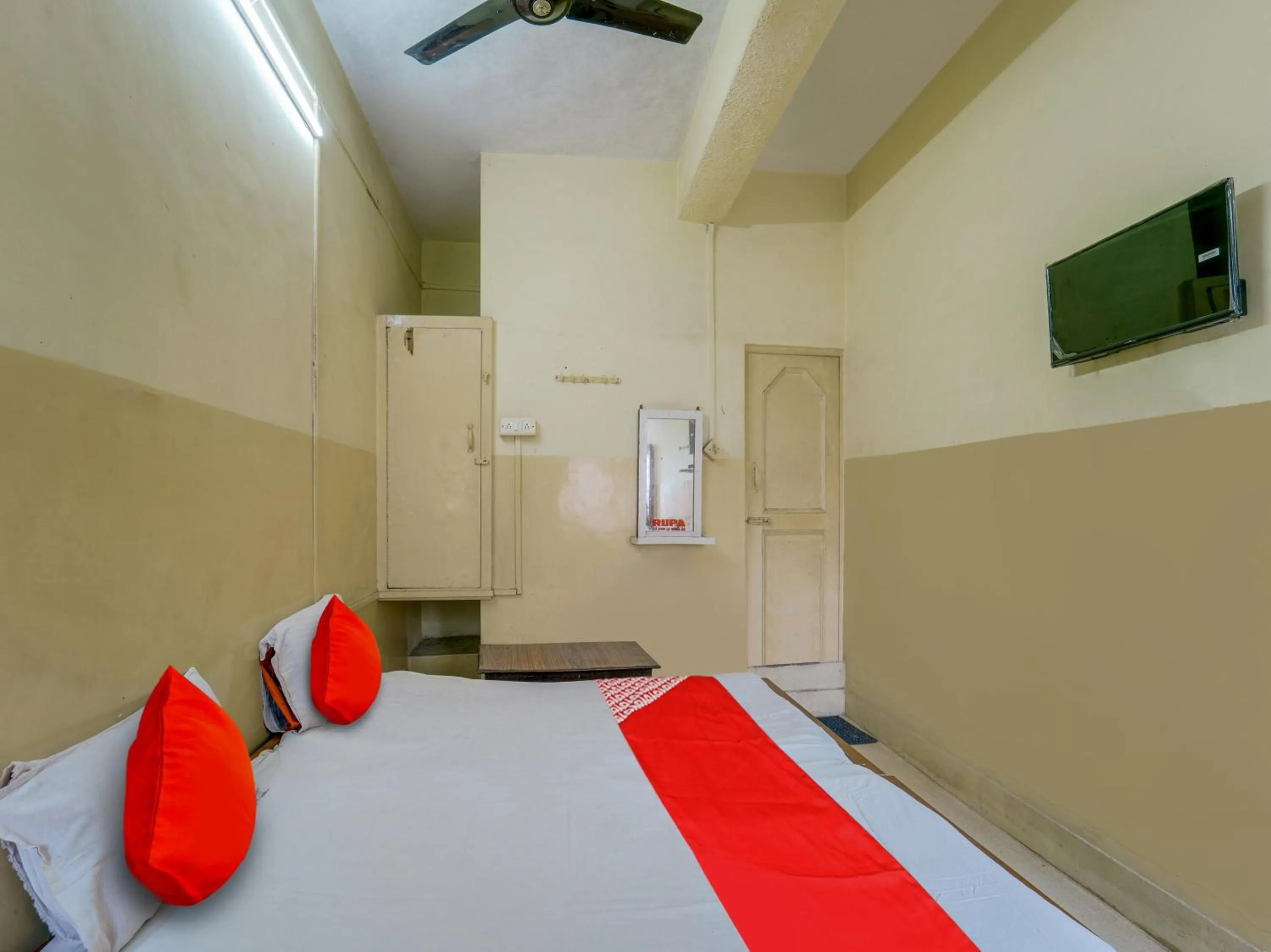 Bedroom, TV/Entertainment Center in OYO Flagship Hotel Ashish Inn