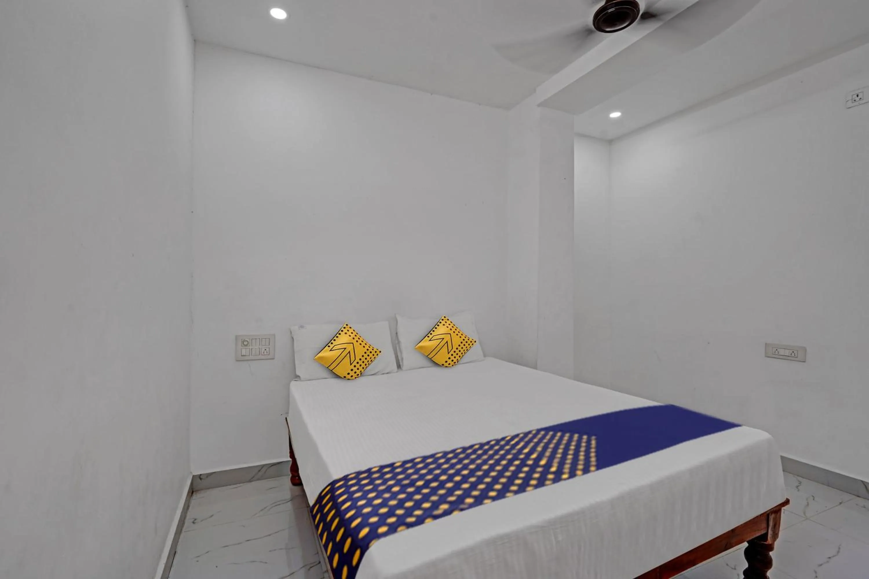 Facade/entrance, Bed in Hotel O SKP GRAND