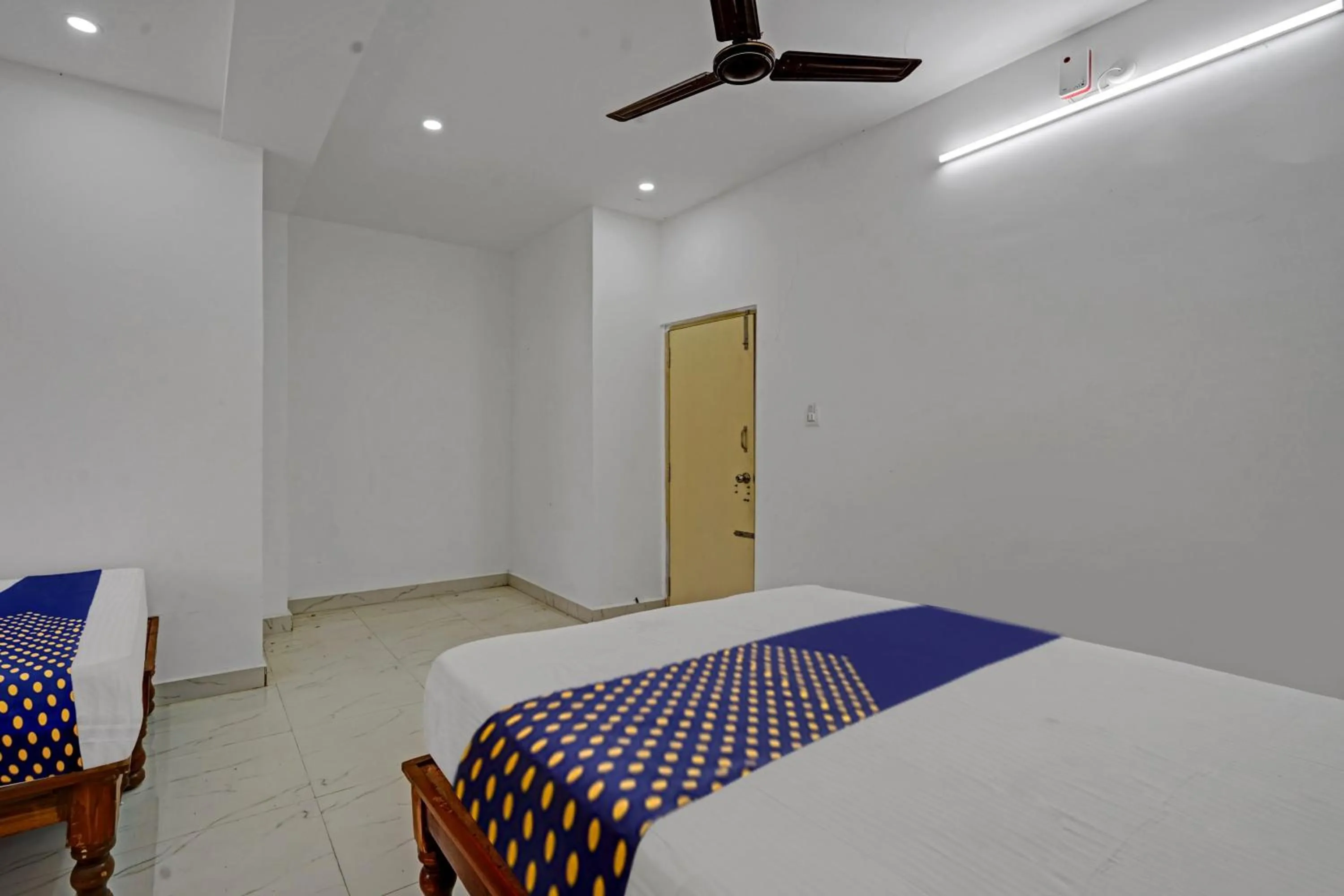 Bathroom, Bed in Hotel O SKP GRAND