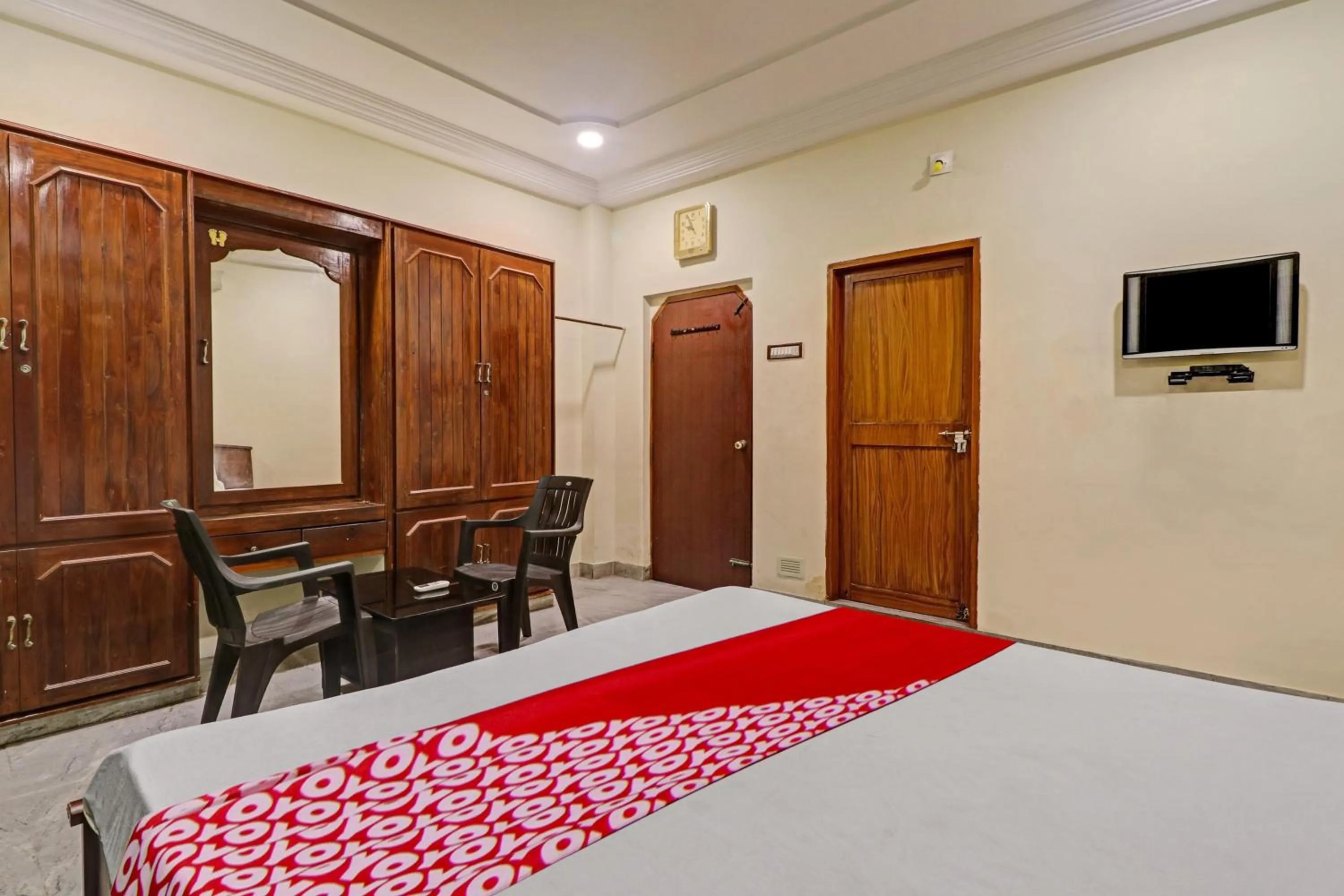 Bedroom, TV/Entertainment Center in OYO Flagship Akshaya Villa