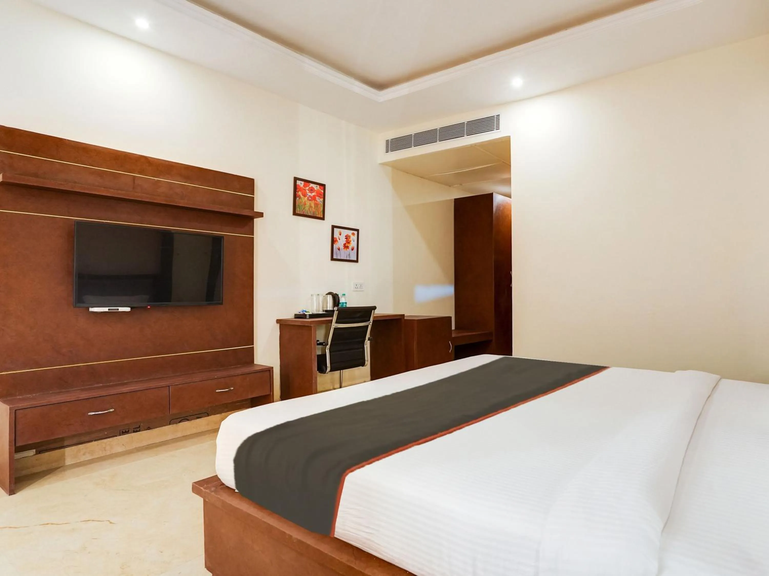 Bedroom, TV/Entertainment Center in Collection O Hotel Omni Bliss