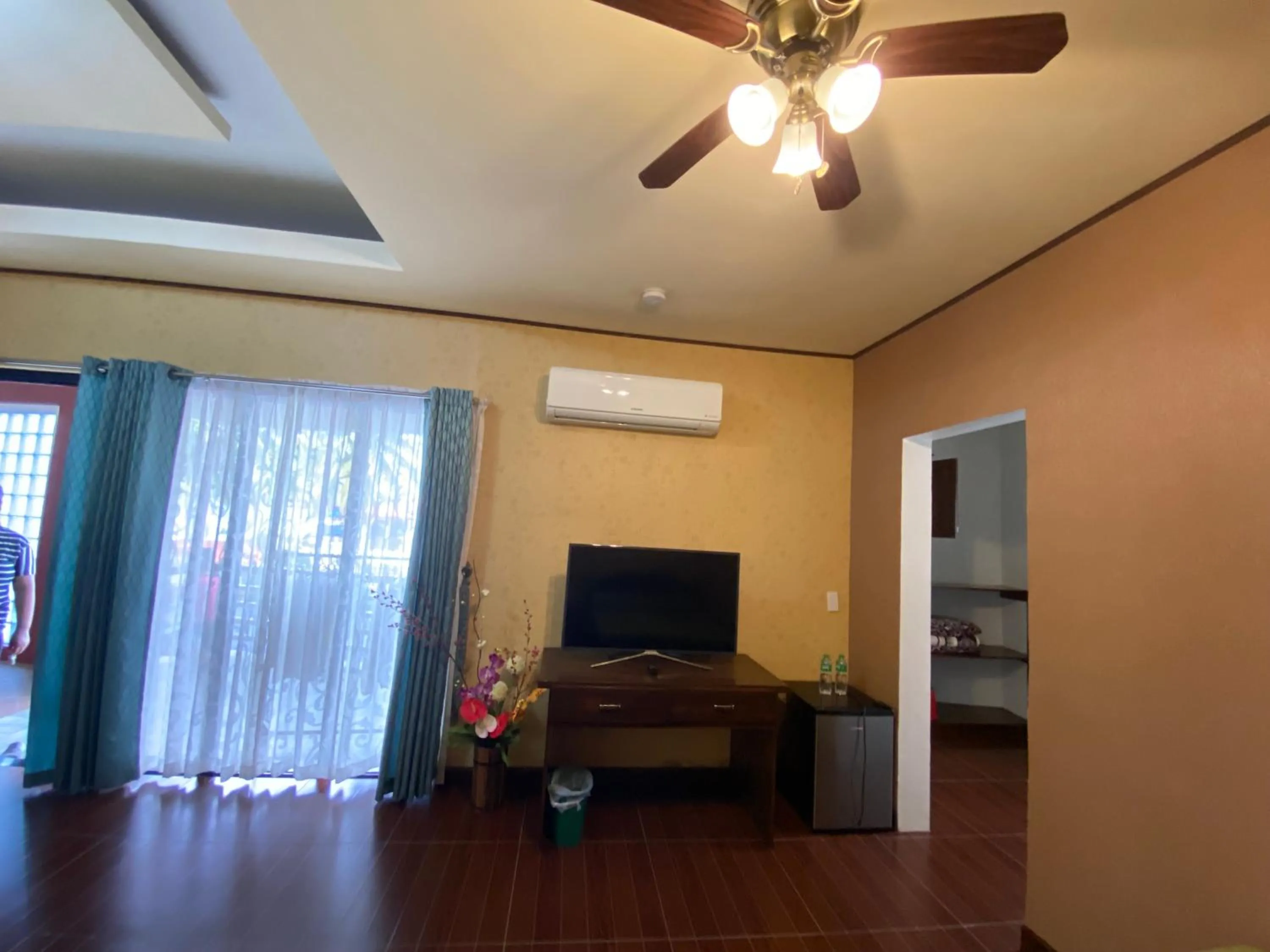 Communal lounge/ TV room in MinshukuKCS Hotel and Restaurant