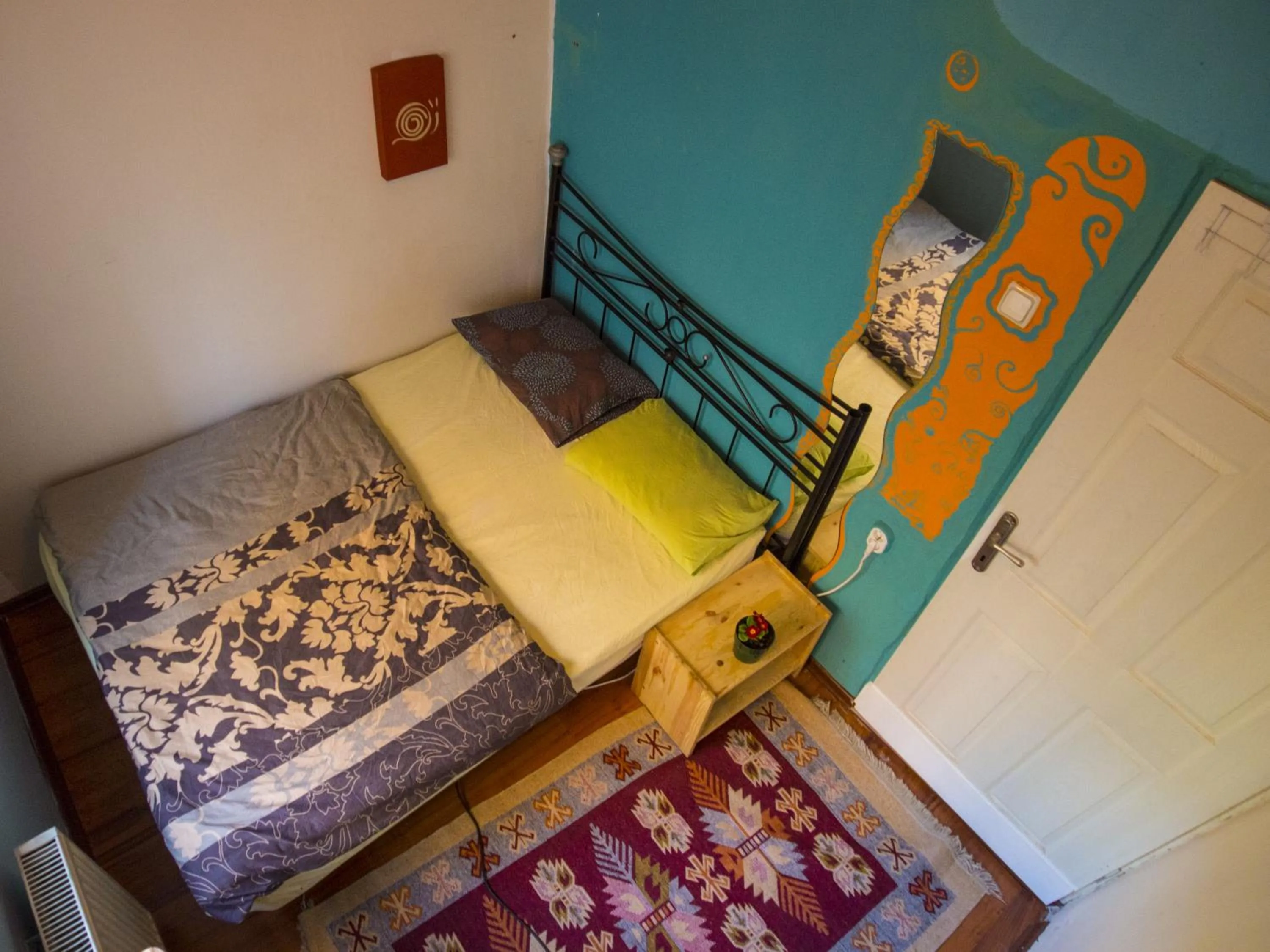 Photo of the whole room, Bed in Shantihome