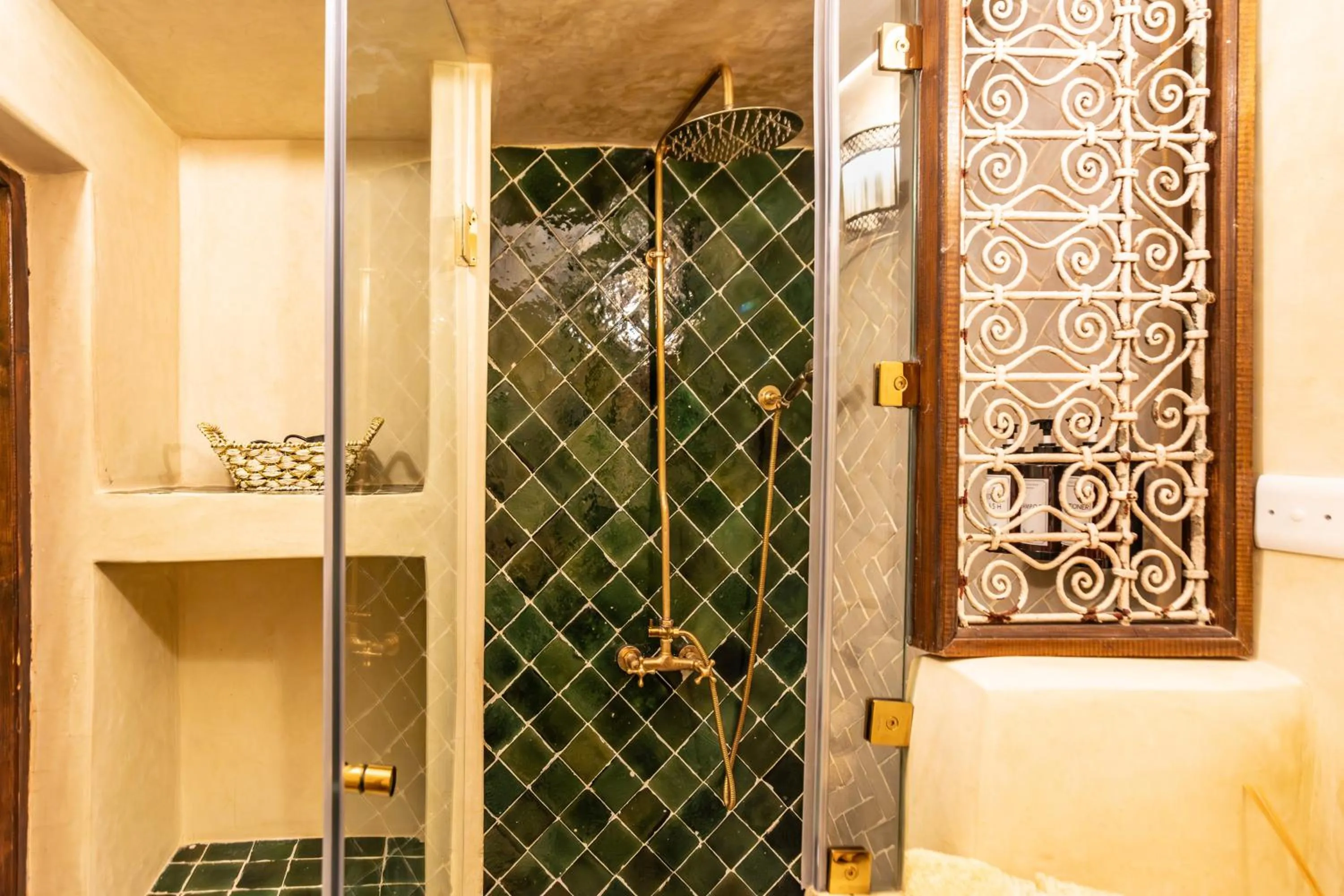 Shower in Riad Taghia