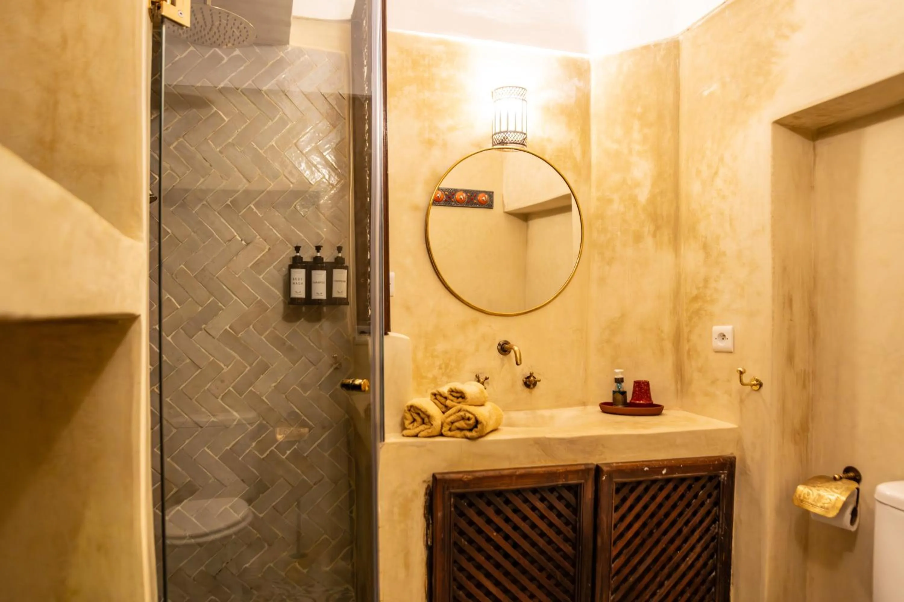 Shower in Riad Taghia