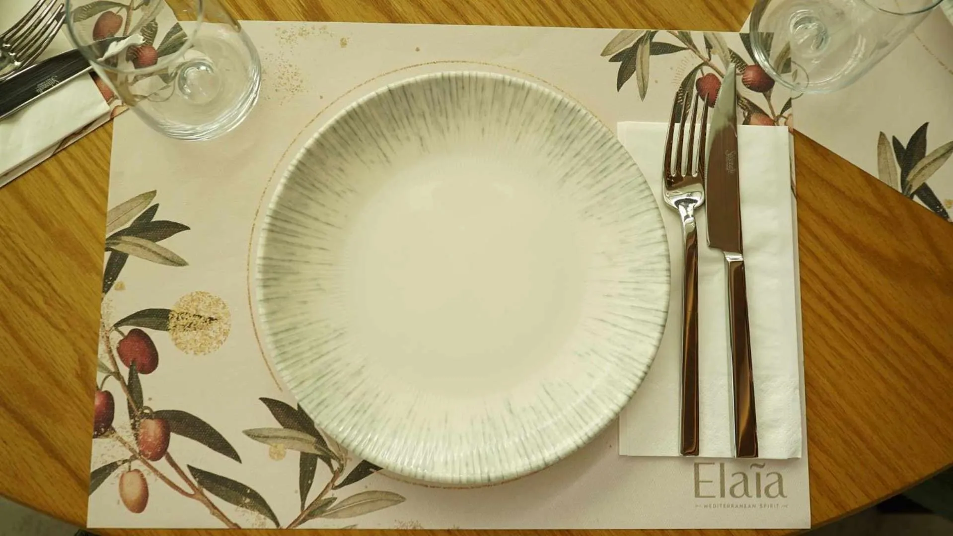 Restaurant/places to eat in Magnes Hotel