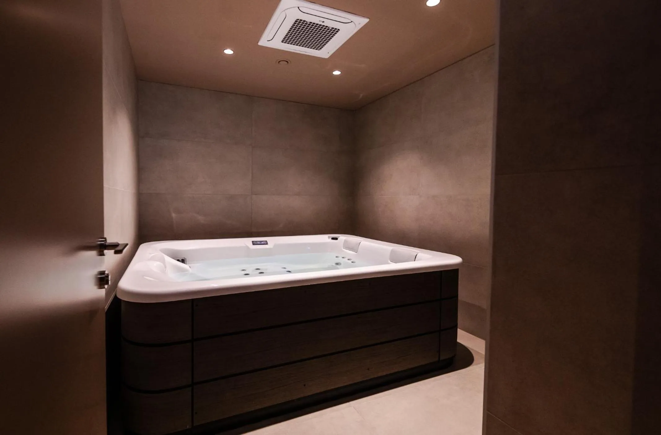 Hot Tub in Magnes Hotel