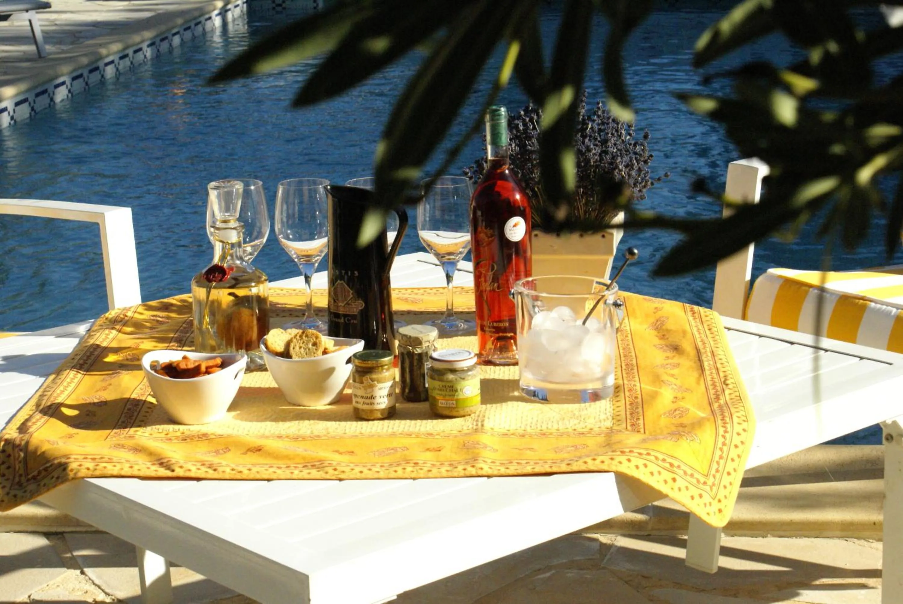 Food and drinks in Mas de Chantounette