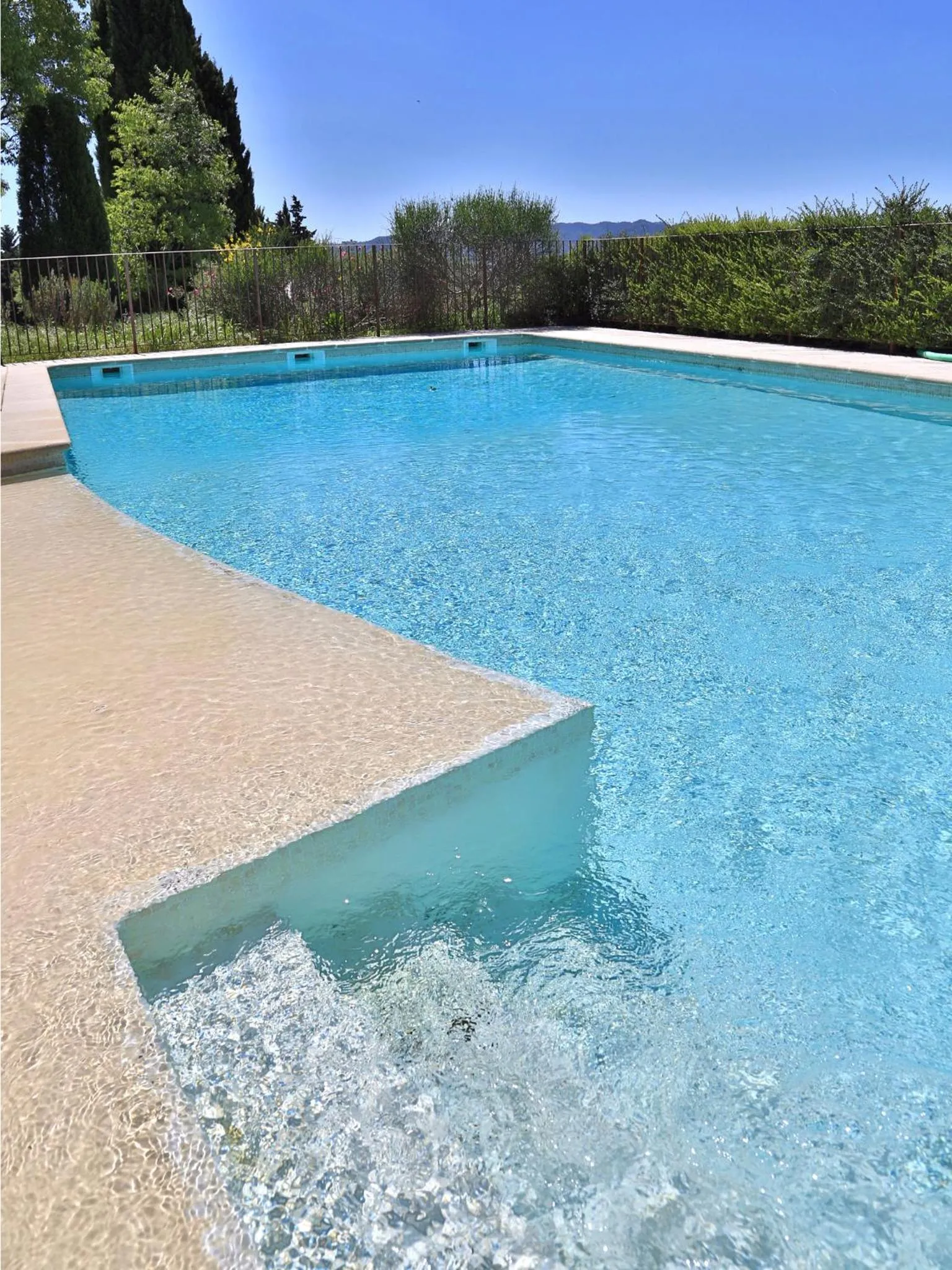 Swimming pool in Domaine la Carraire