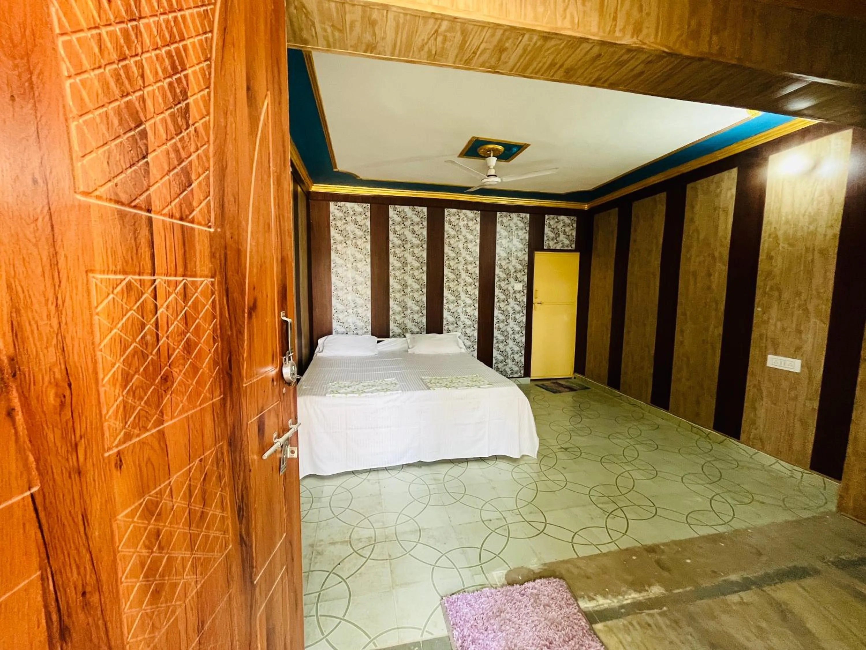 Bed in Maharastra Bhavan Atithi Grah