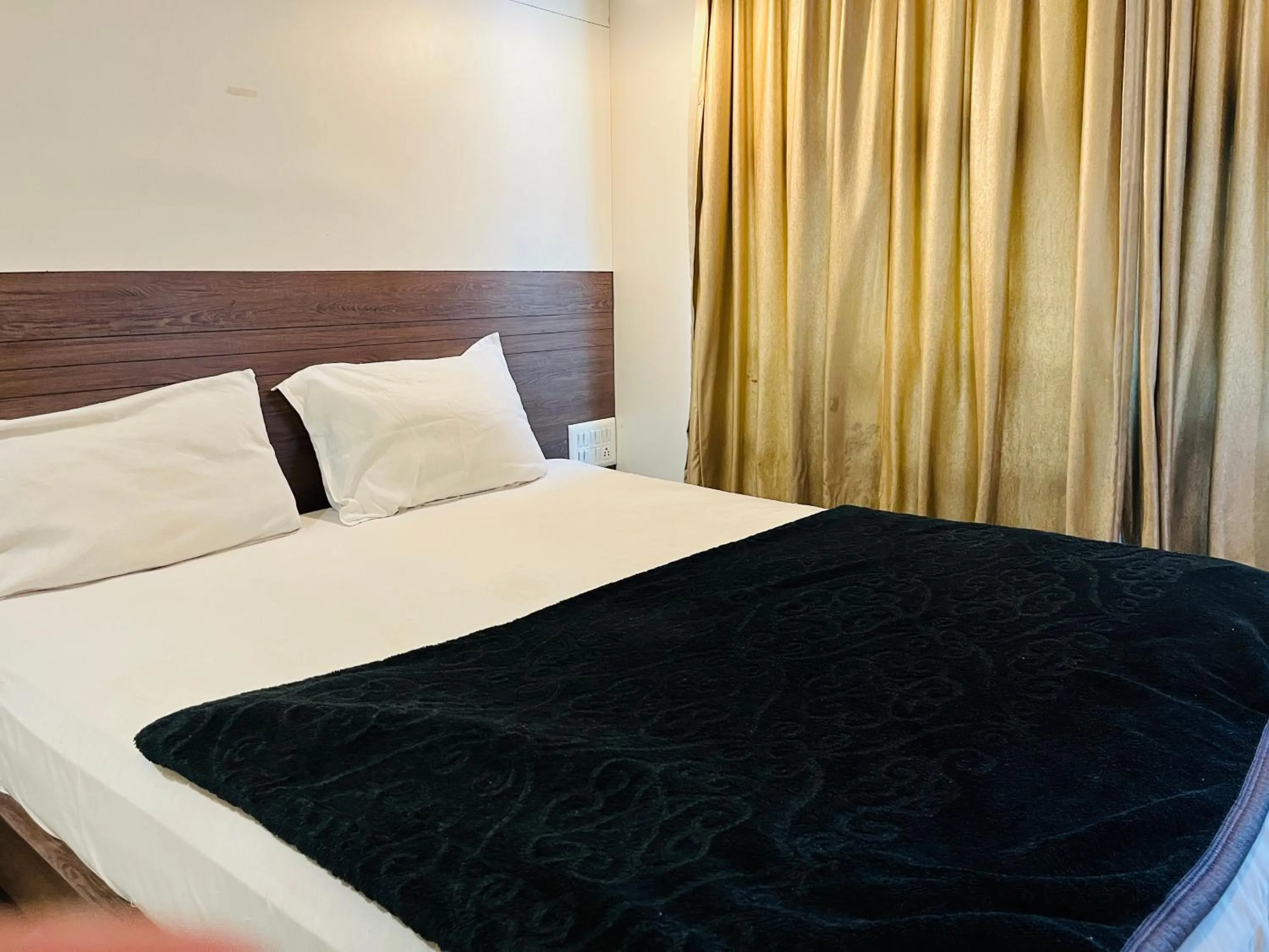 Bed in Maharastra Bhavan Atithi Grah