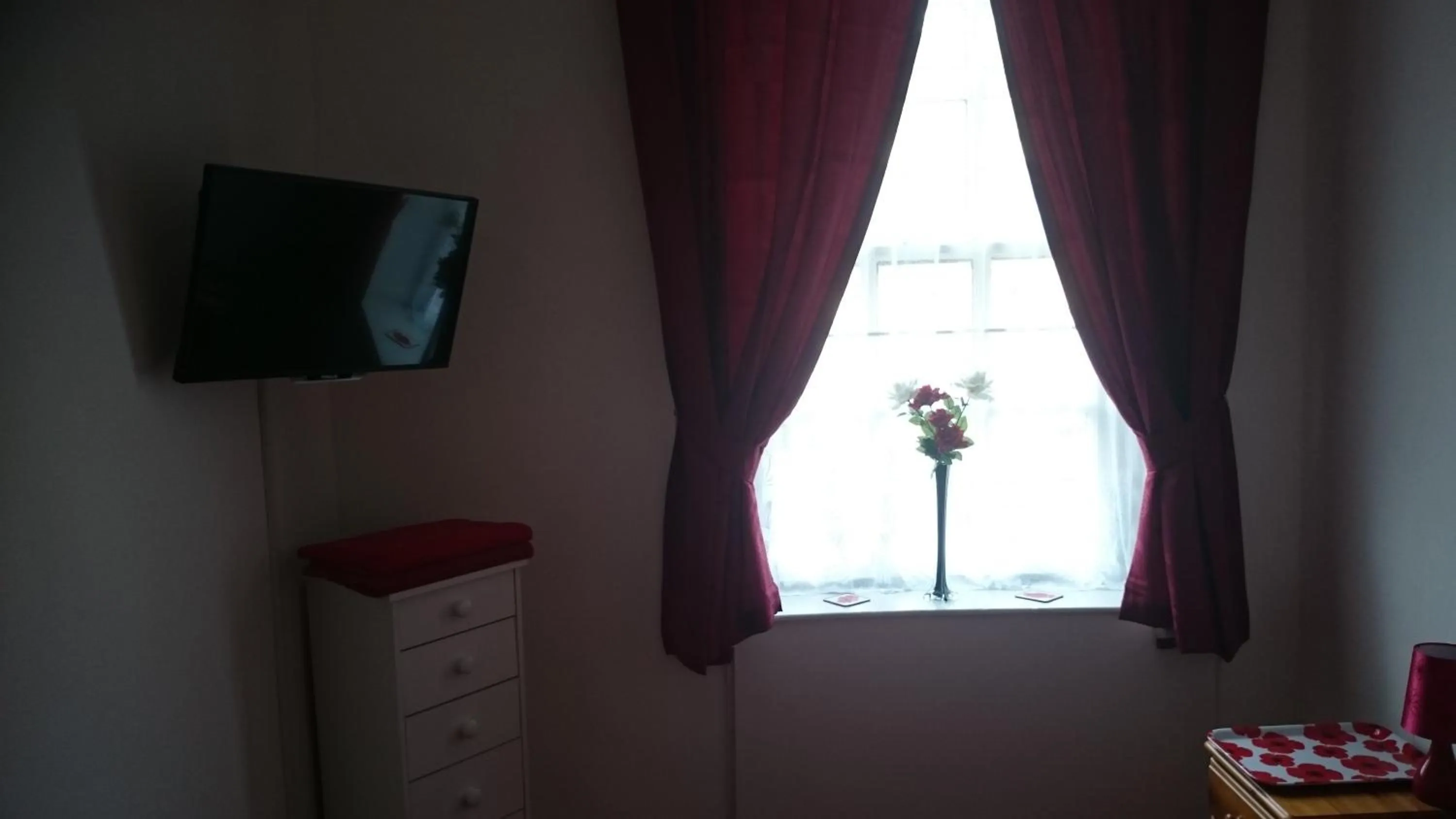 Bedroom in The King's Head Hotel