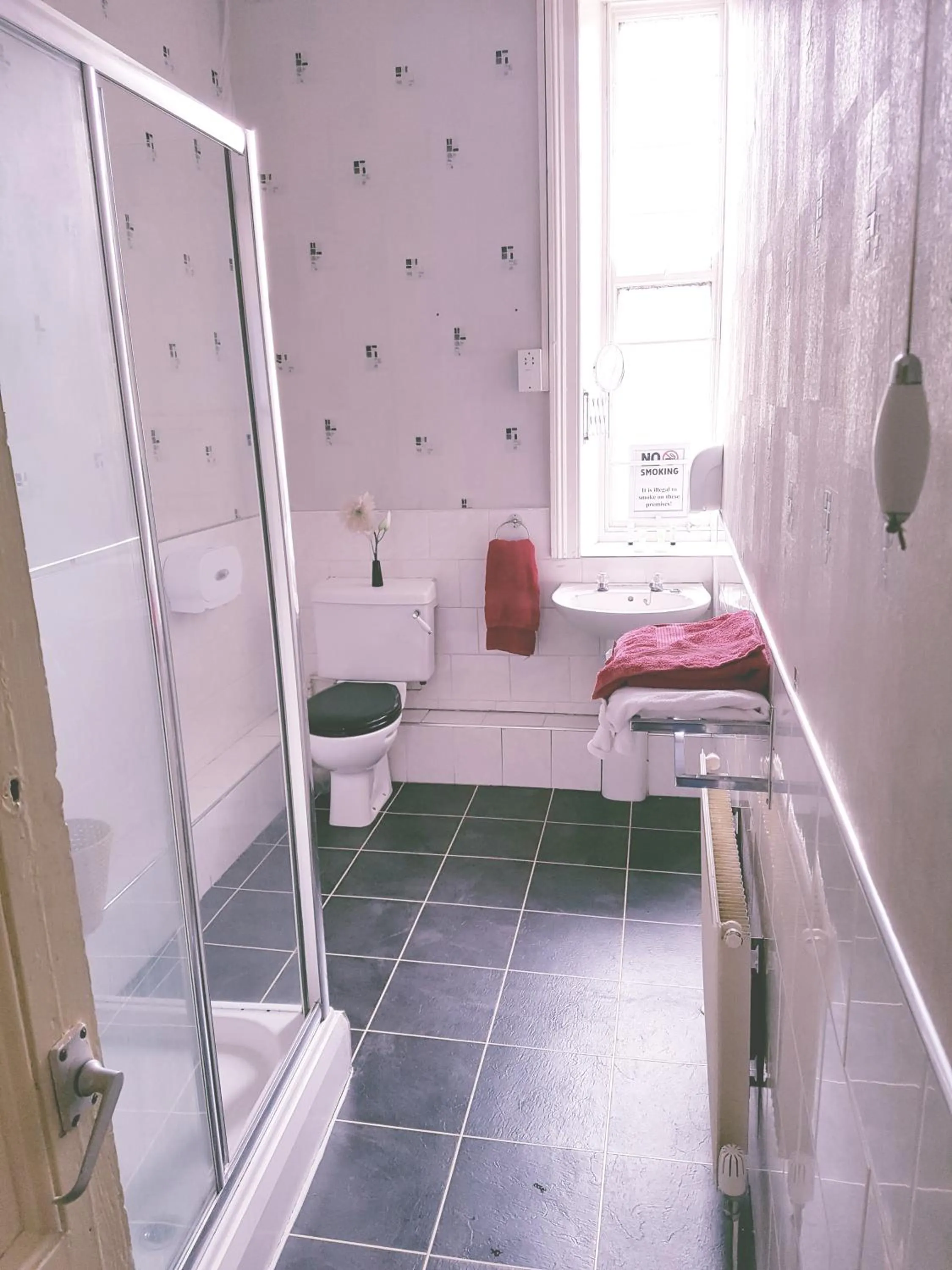 Bathroom, Bed in The King's Head Hotel