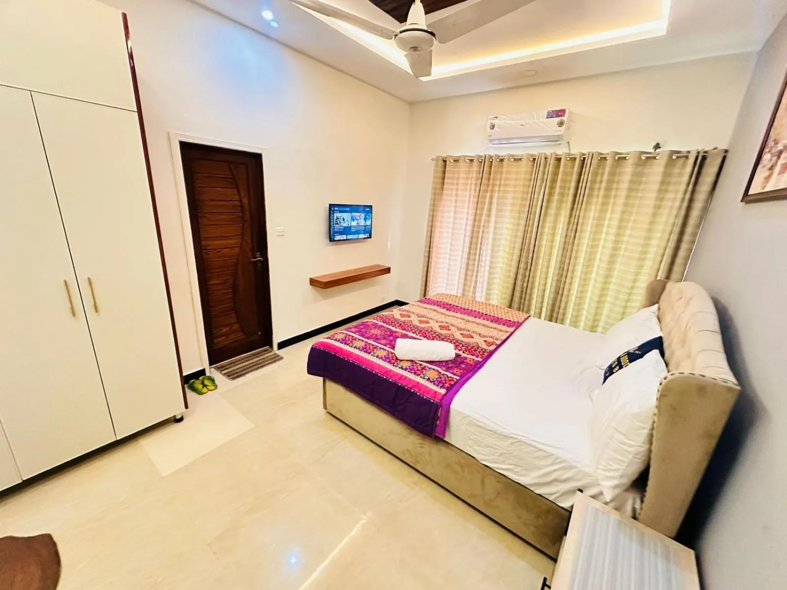 Bed in Holidazzle Lodge Islamabad