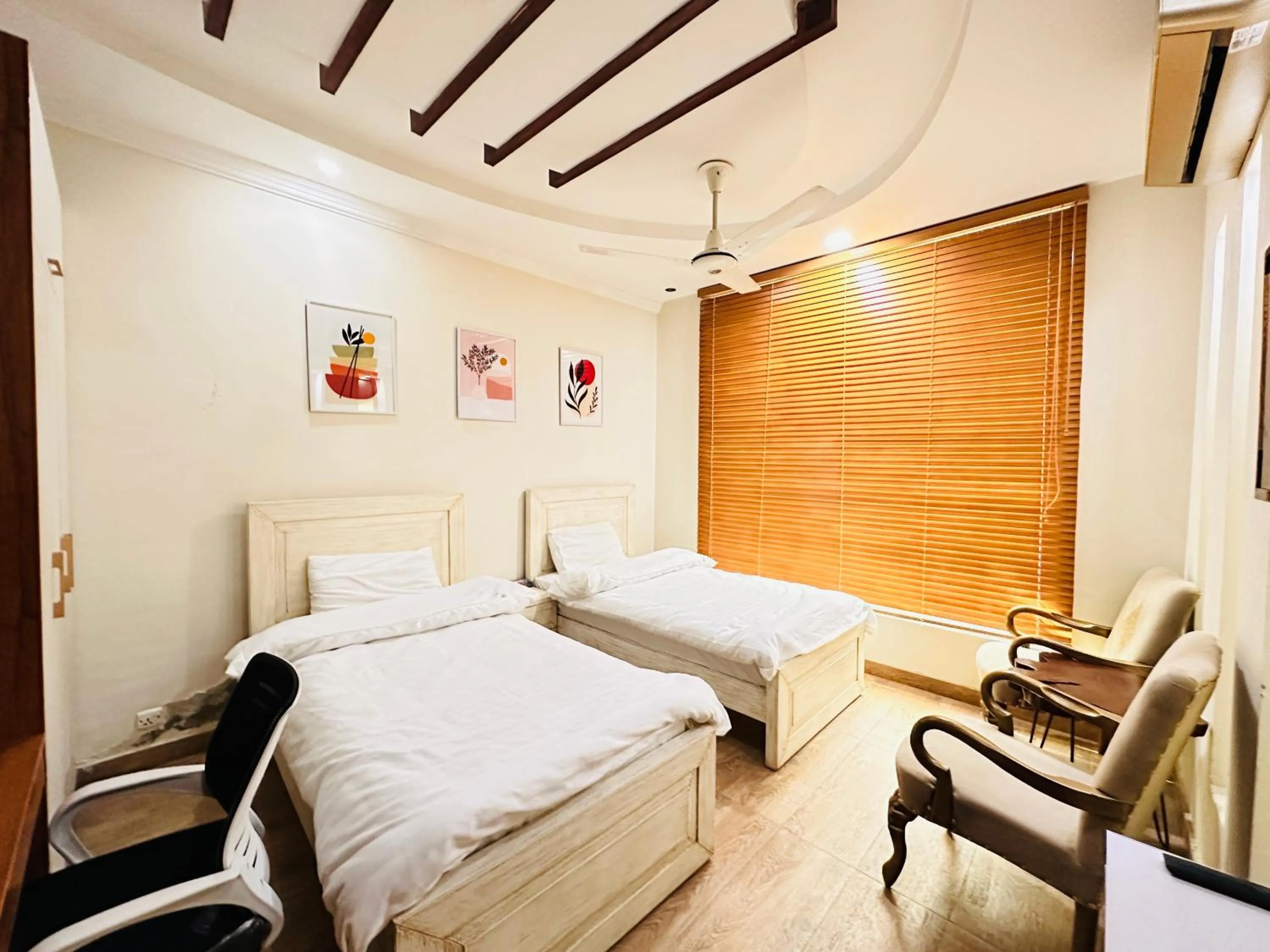 Bed in Holidazzle Lodge Islamabad