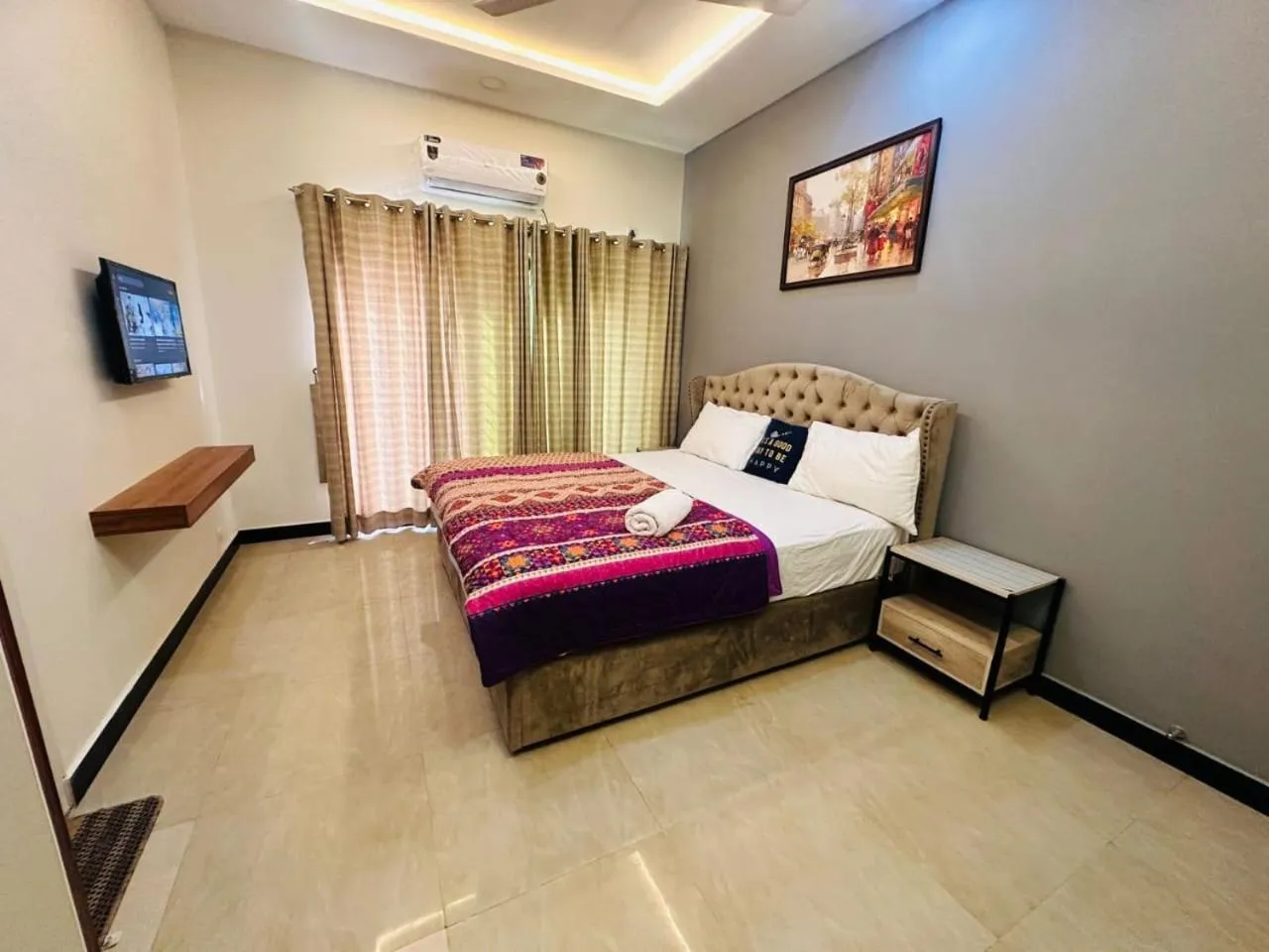 Bed in Holidazzle Lodge Islamabad