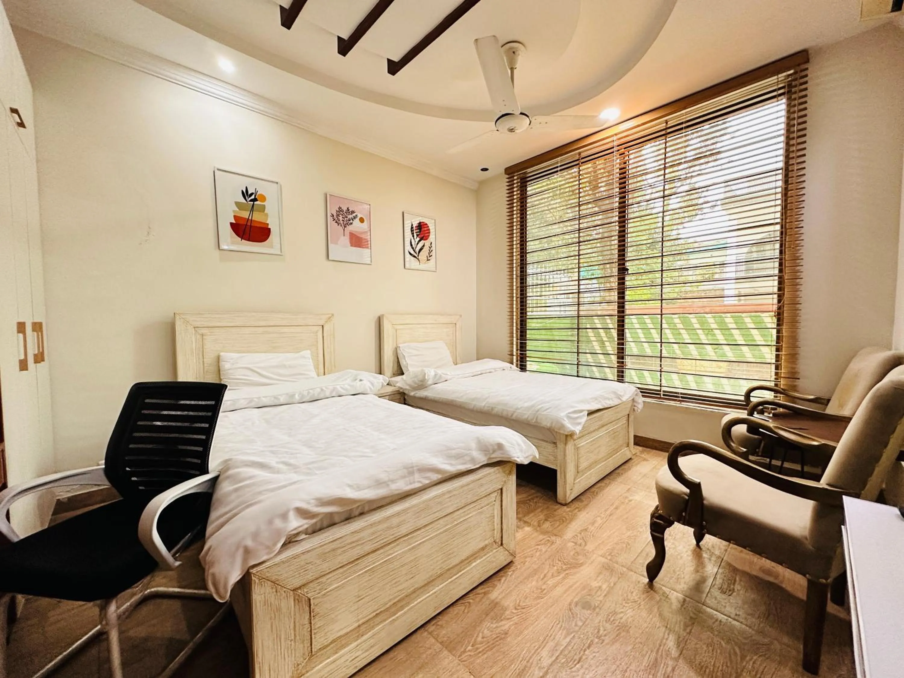 Bed in Holidazzle Lodge Islamabad