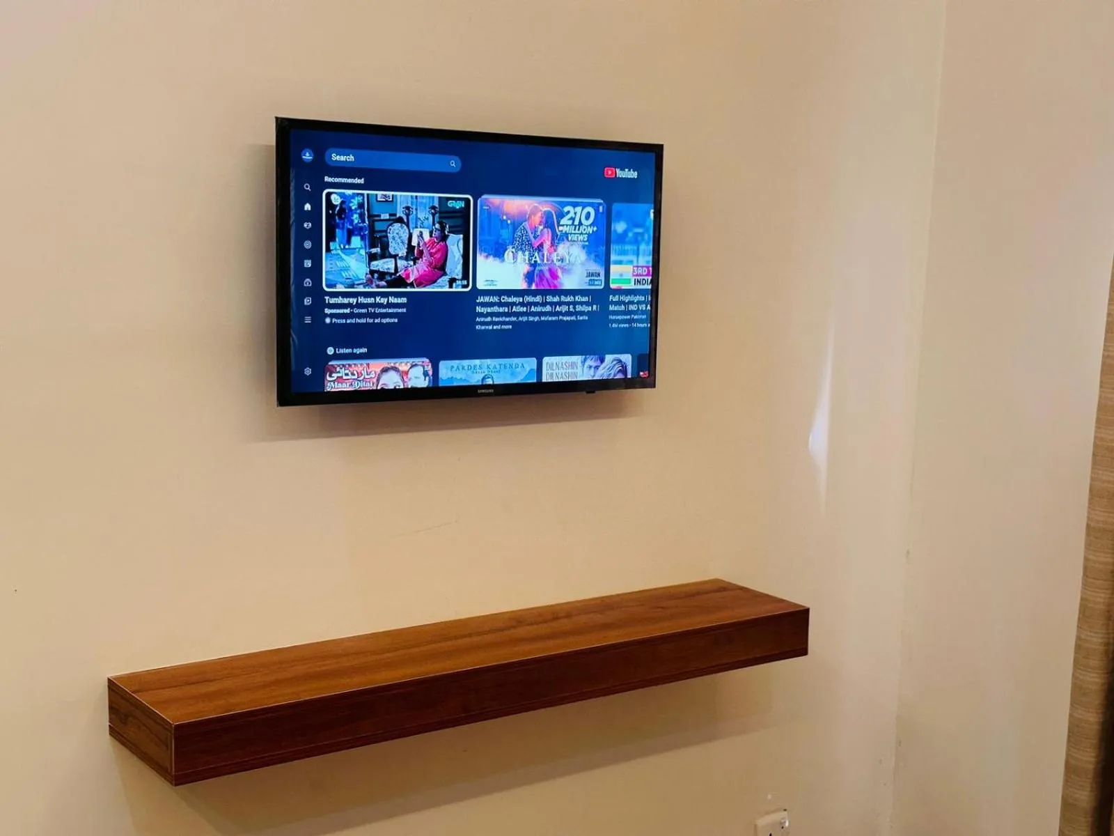 Communal lounge/ TV room in Holidazzle Lodge Islamabad