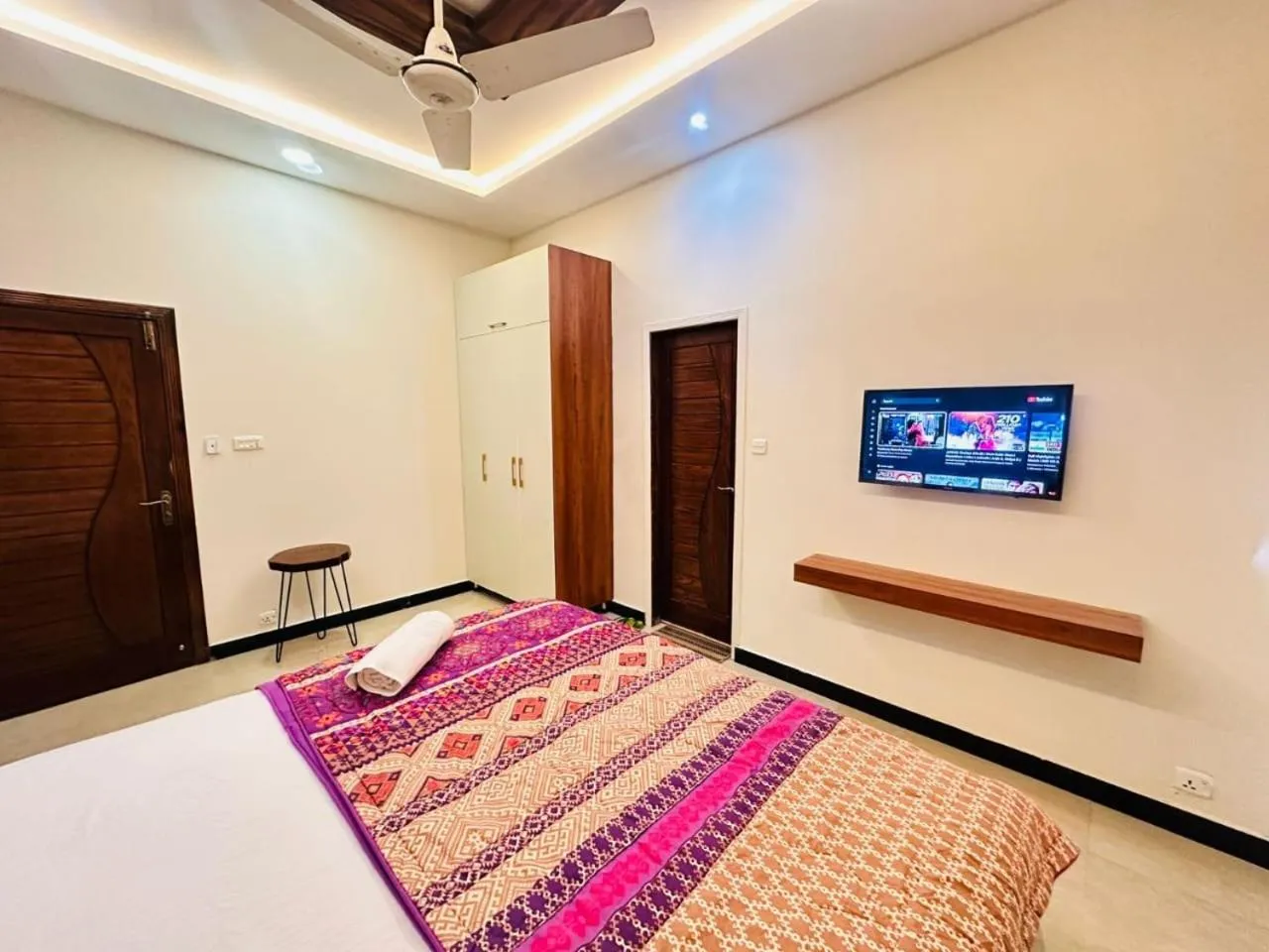 Bed in Holidazzle Lodge Islamabad