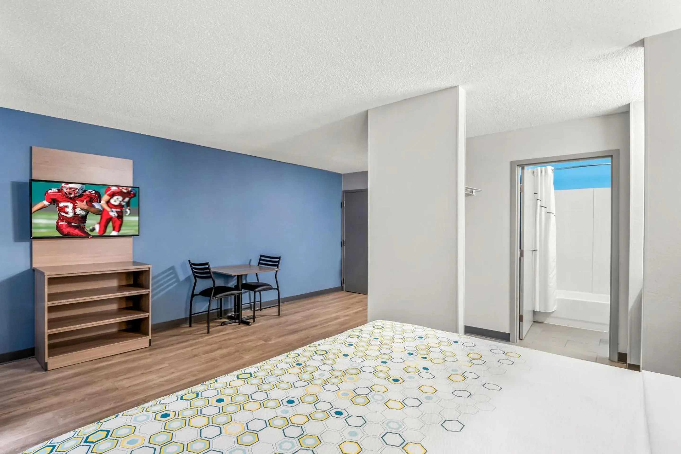 Property building, Bed in HomeTowne Studios by Red Roof Southfield Property building, Bed in HomeTowne Studios by Red Roof Southfield