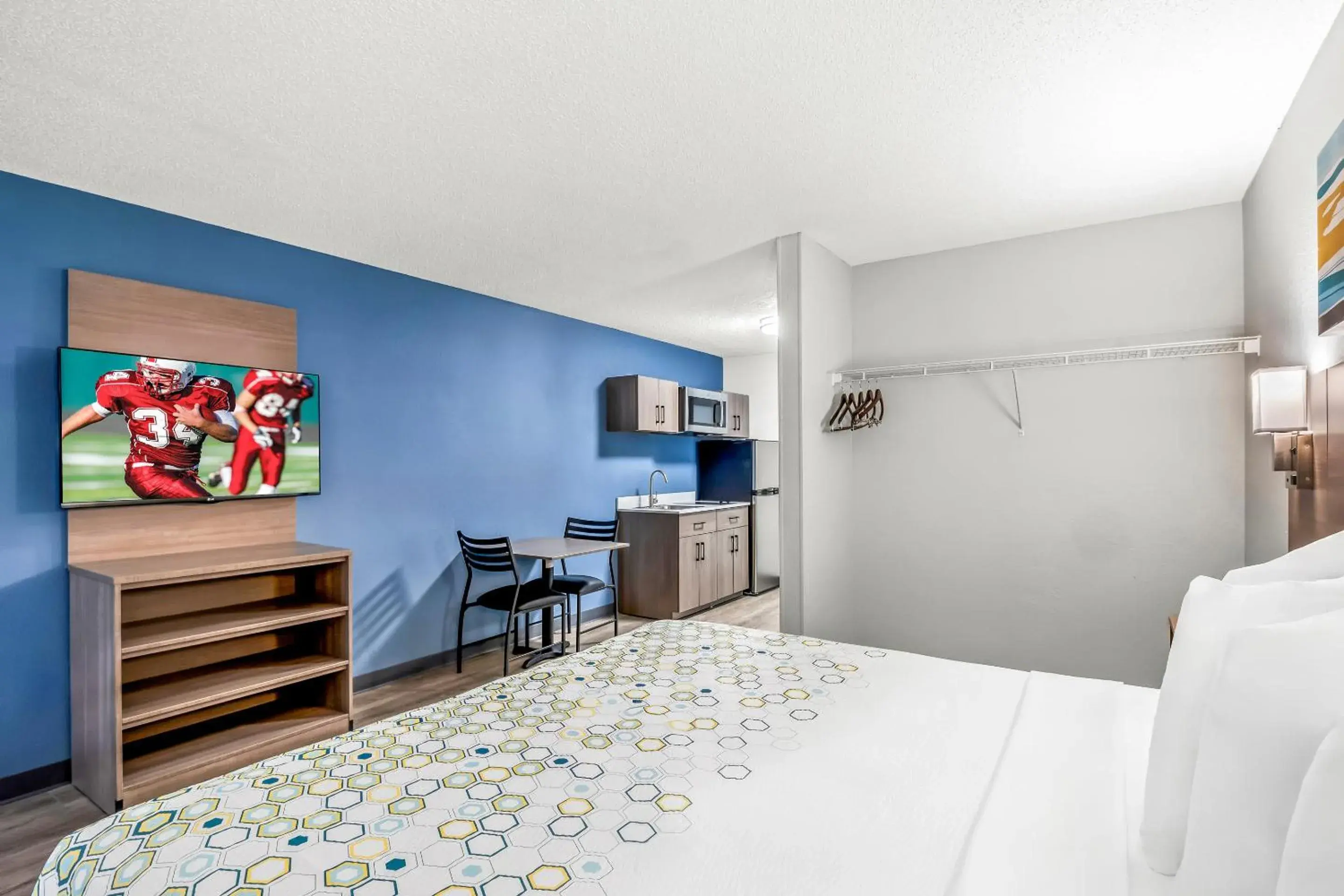 Property building, Bed in HomeTowne Studios by Red Roof Southfield Property building, Bed in HomeTowne Studios by Red Roof Southfield