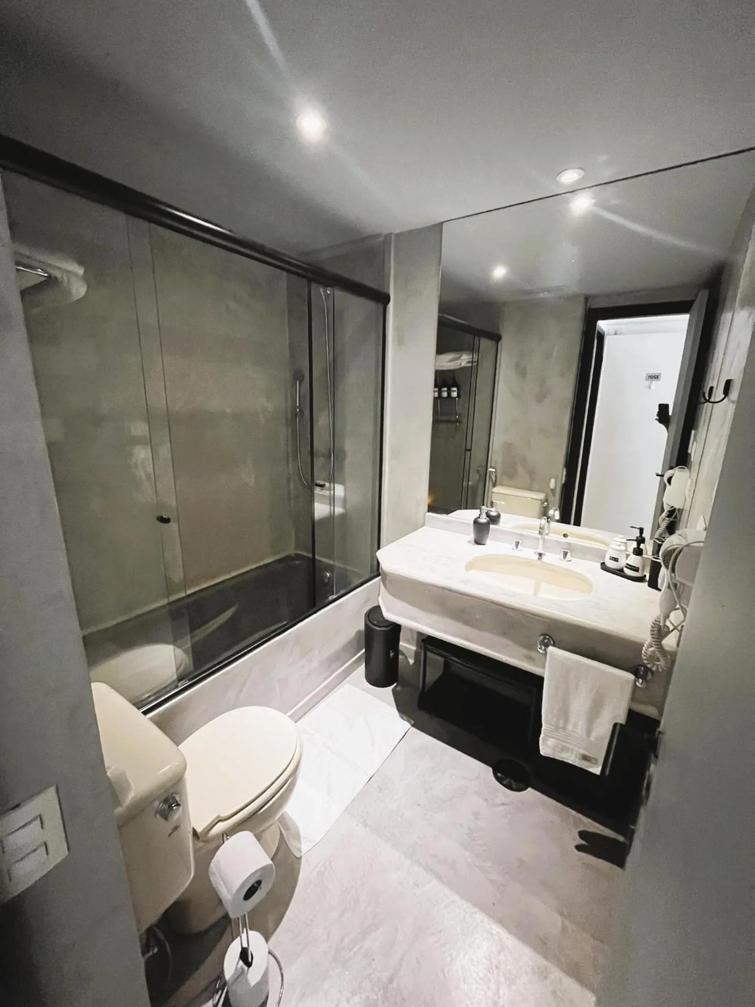 Shower in Ninety Hotel - Flat completo - Alameda Lorena - Jardins