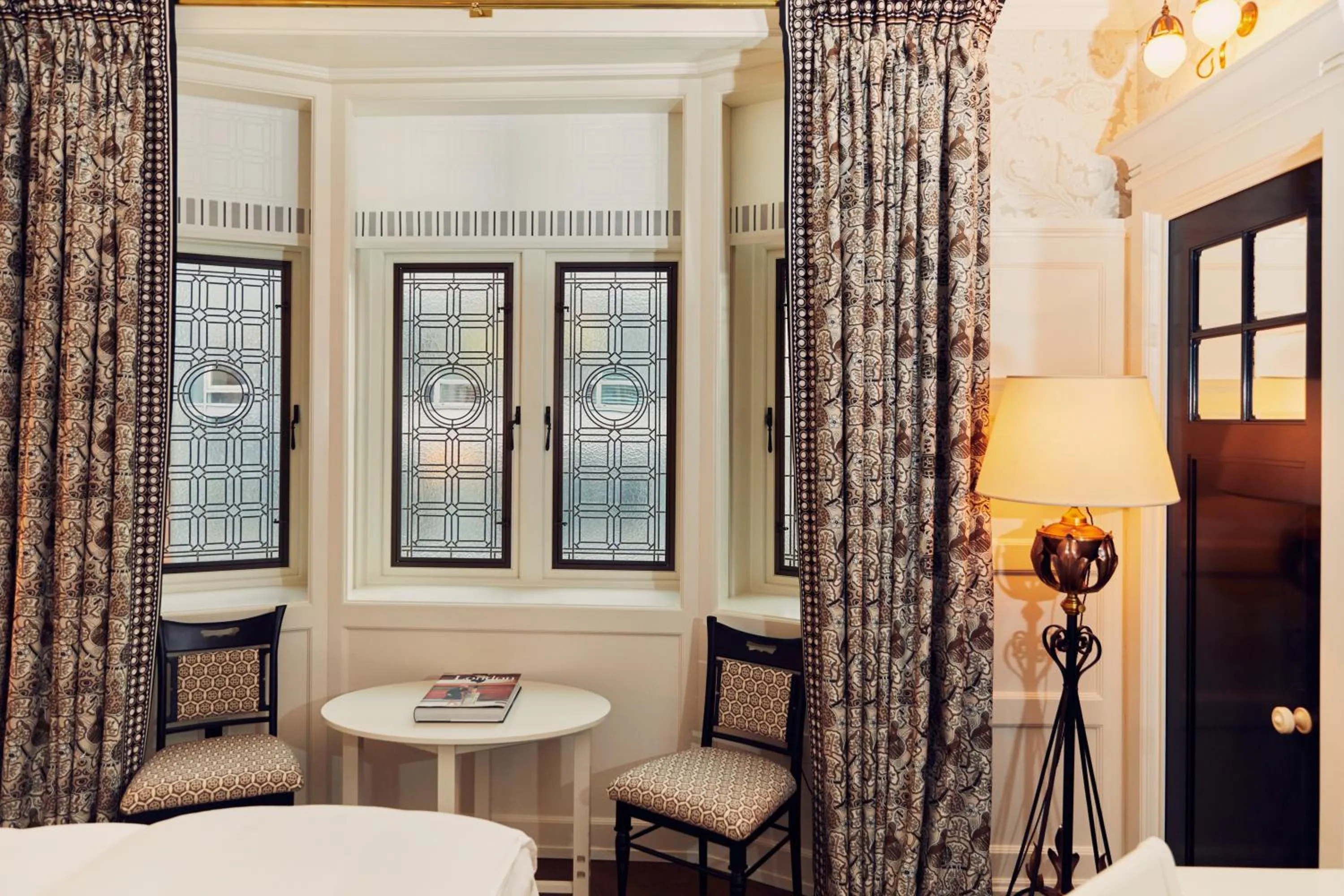 Seating area, Bed in At Sloane