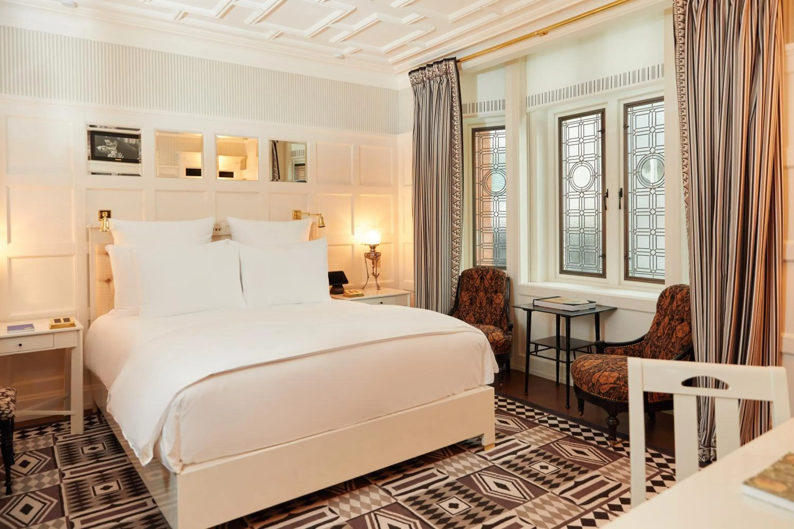 Seating area, Bed in At Sloane