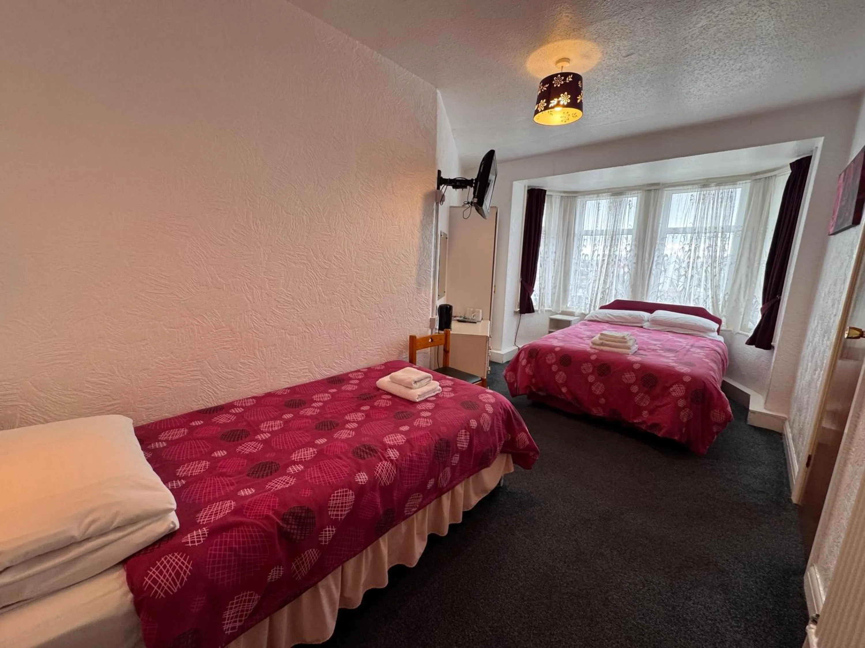 Bedroom, Bed in OYO Delton Hotel Blackpool Pleasure Beach