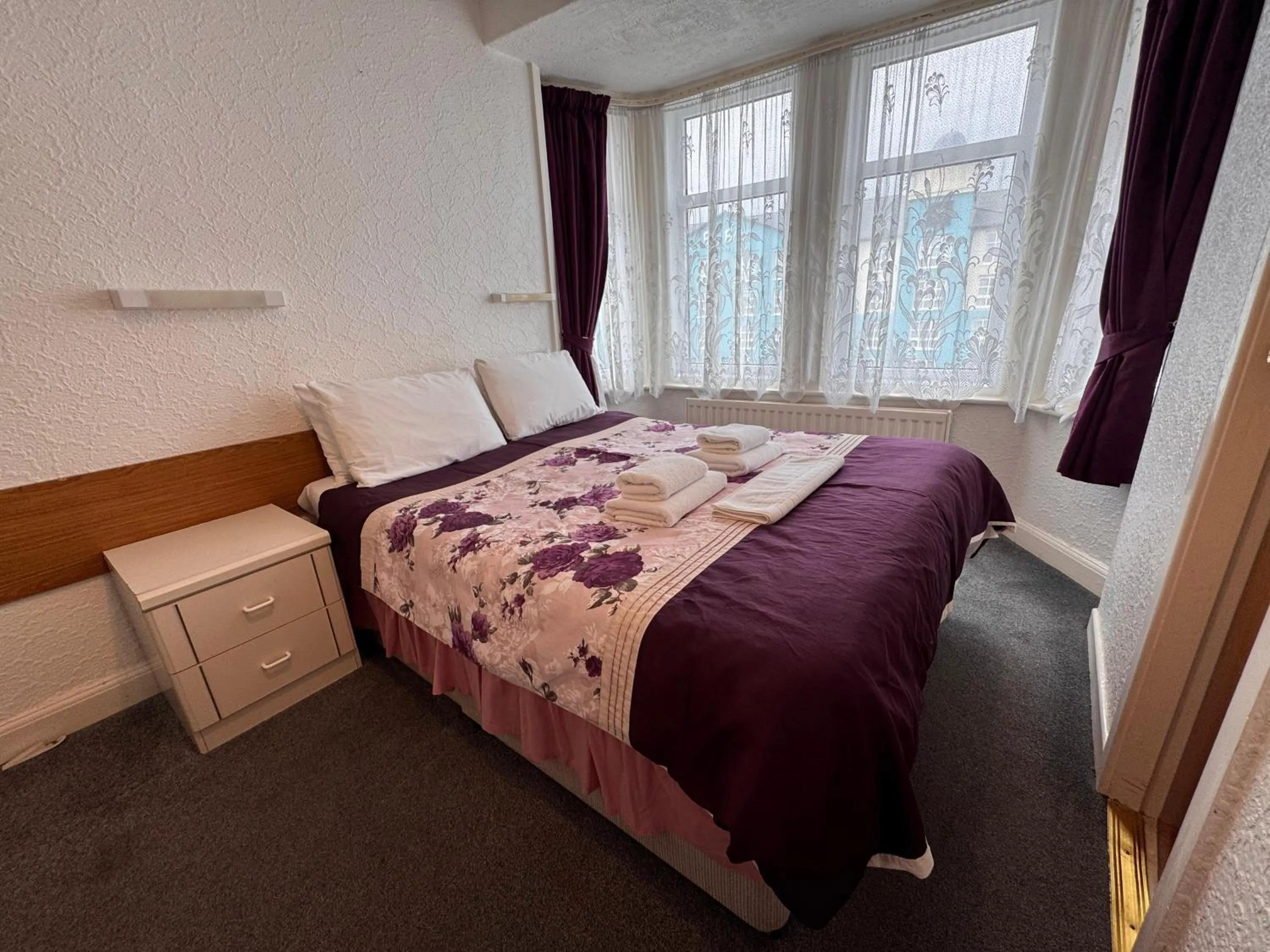 Bedroom, Bed in OYO Delton Hotel Blackpool Pleasure Beach