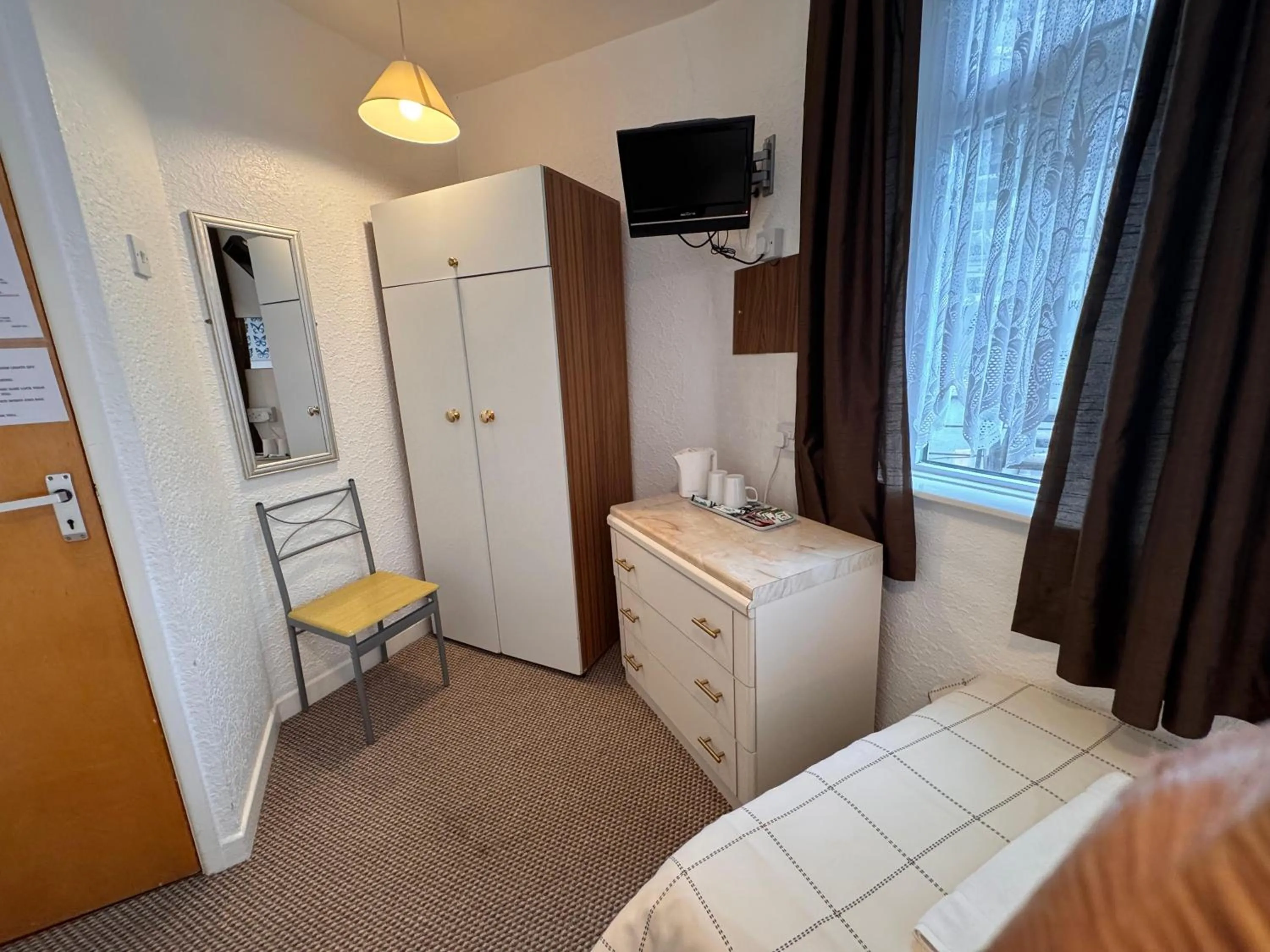 Bedroom, Bed in OYO Delton Hotel Blackpool Pleasure Beach