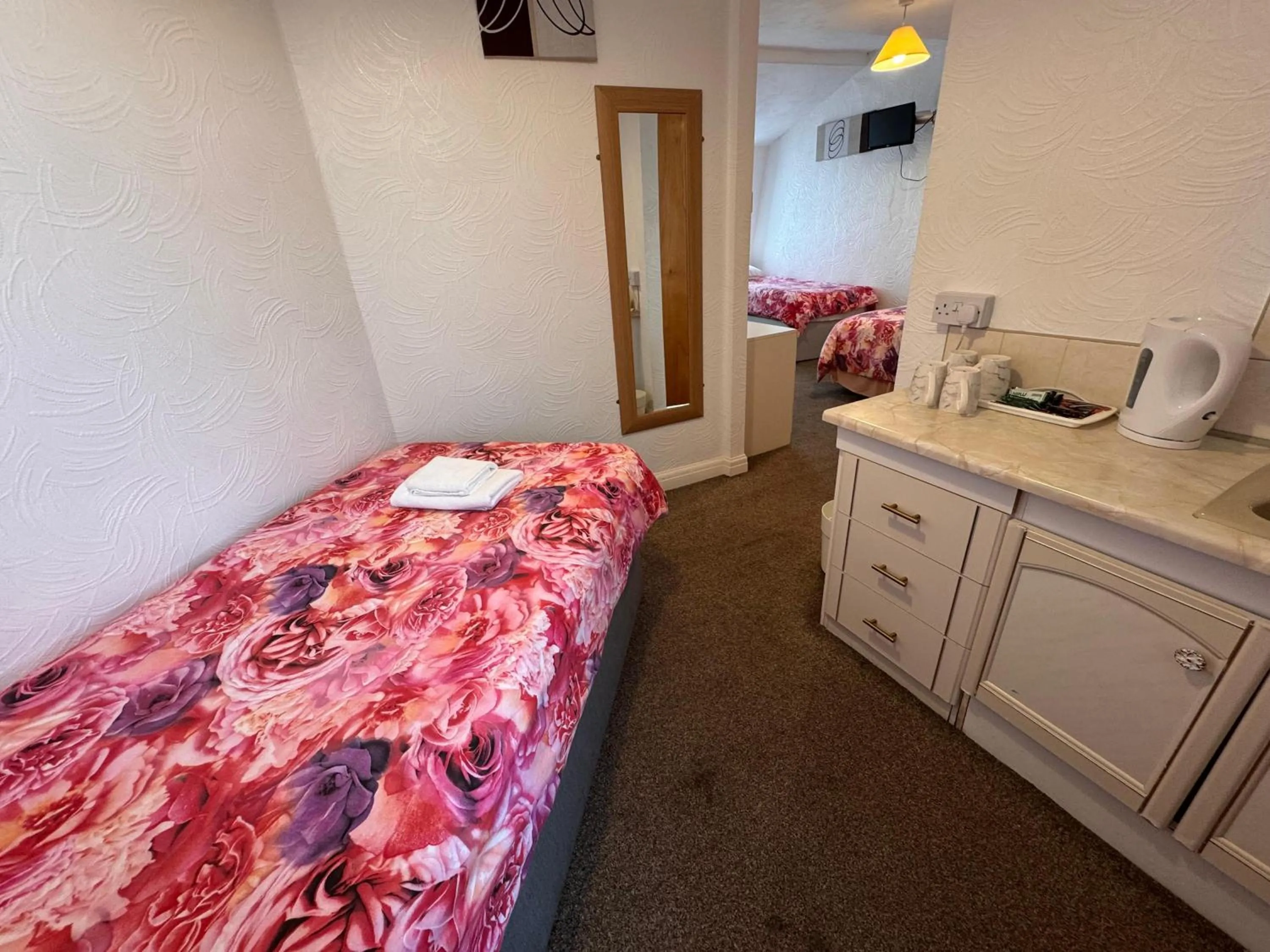 Bedroom, Bed in OYO Delton Hotel Blackpool Pleasure Beach