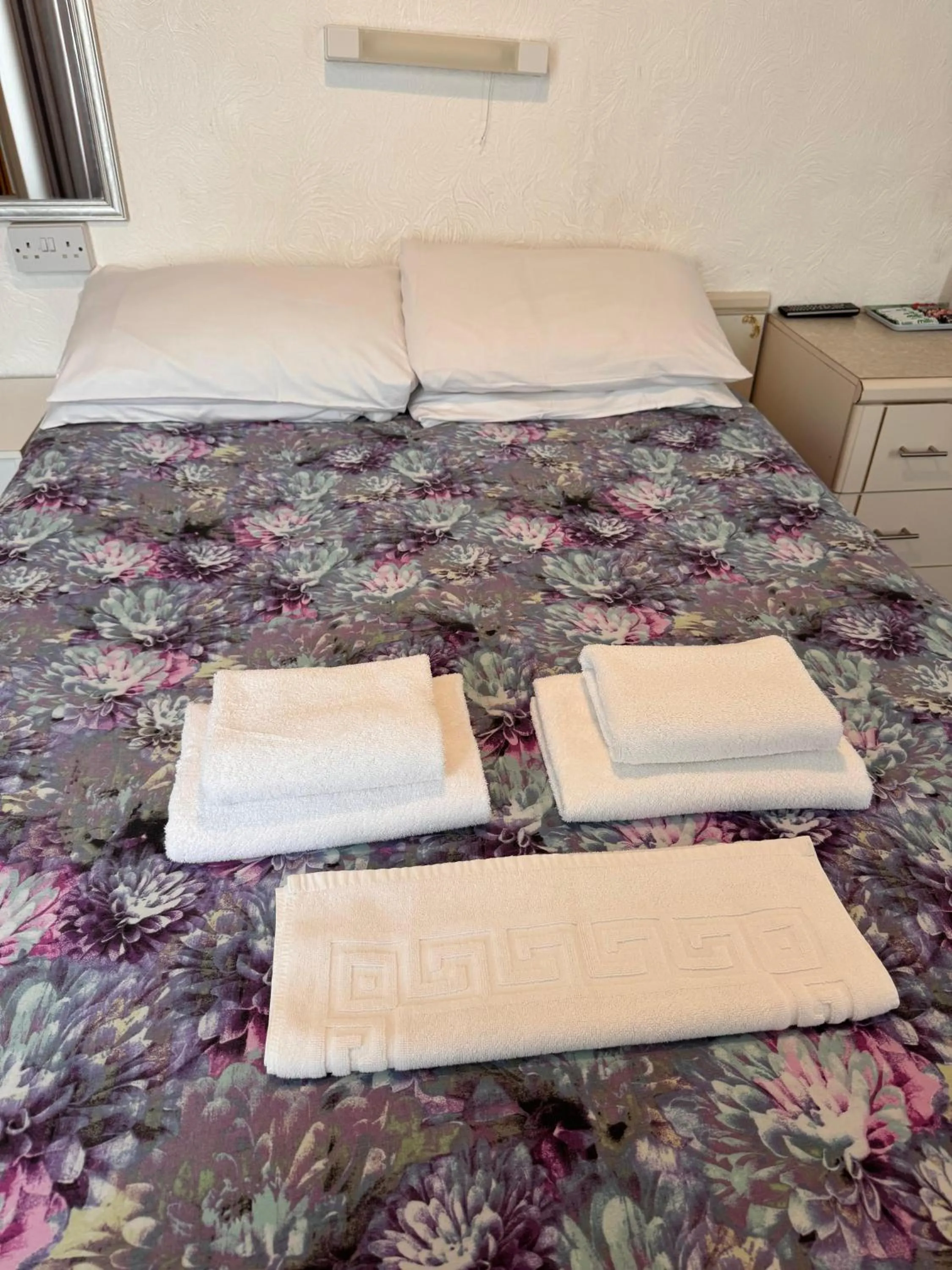 Bedroom, Bed in OYO Delton Hotel Blackpool Pleasure Beach