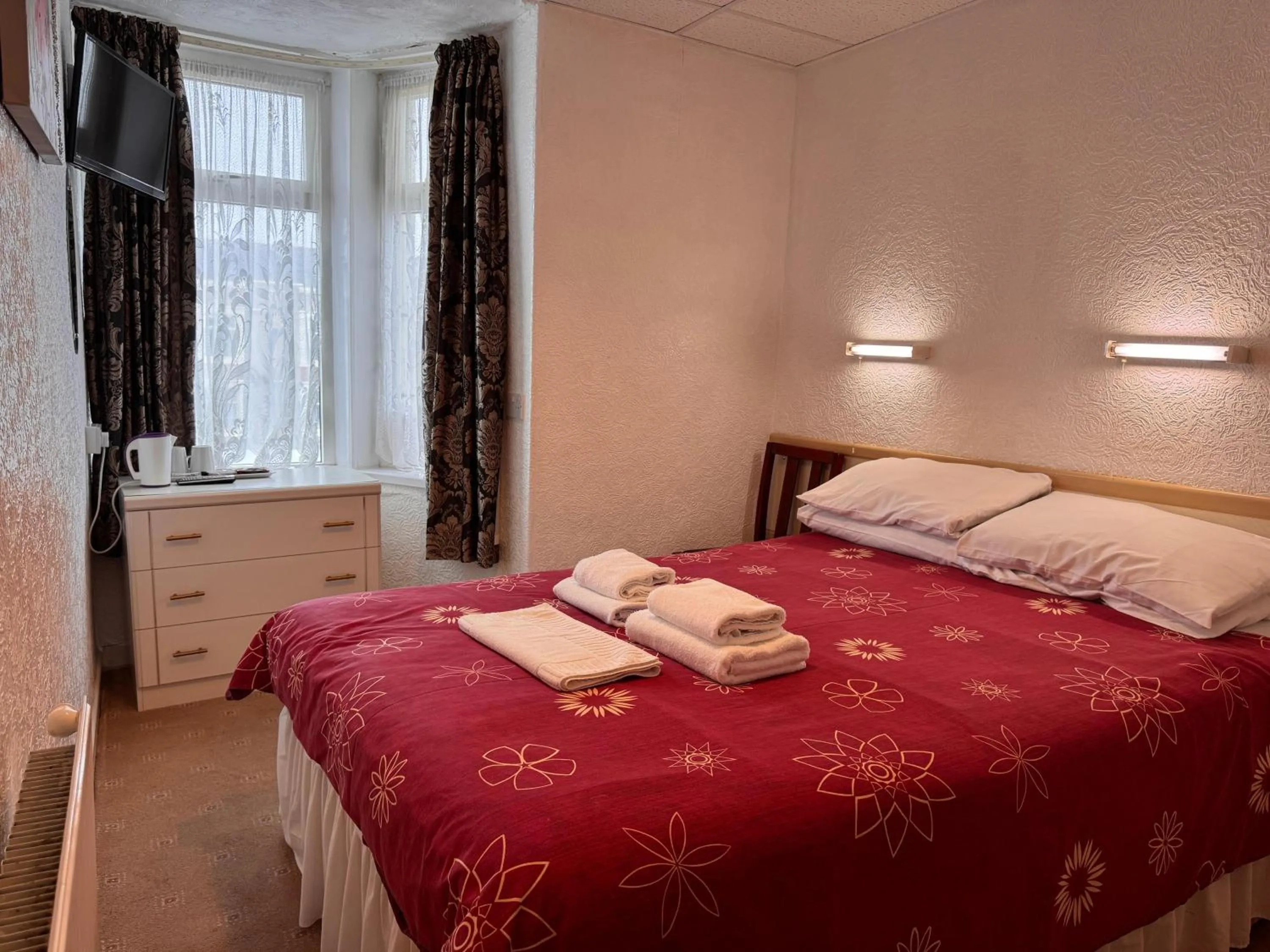 Bedroom, Bed in OYO Delton Hotel Blackpool Pleasure Beach