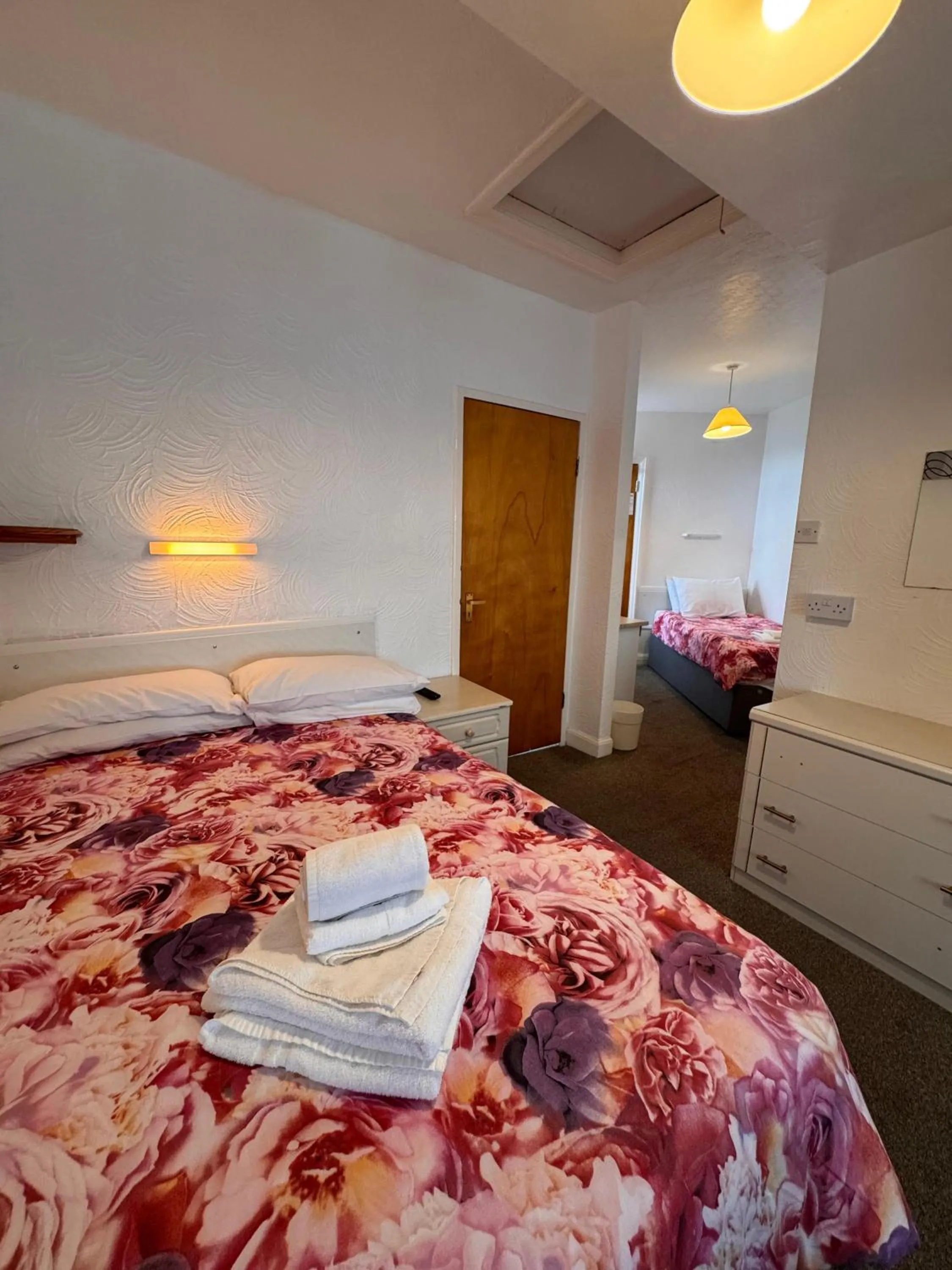 Bedroom, Bed in OYO Delton Hotel Blackpool Pleasure Beach