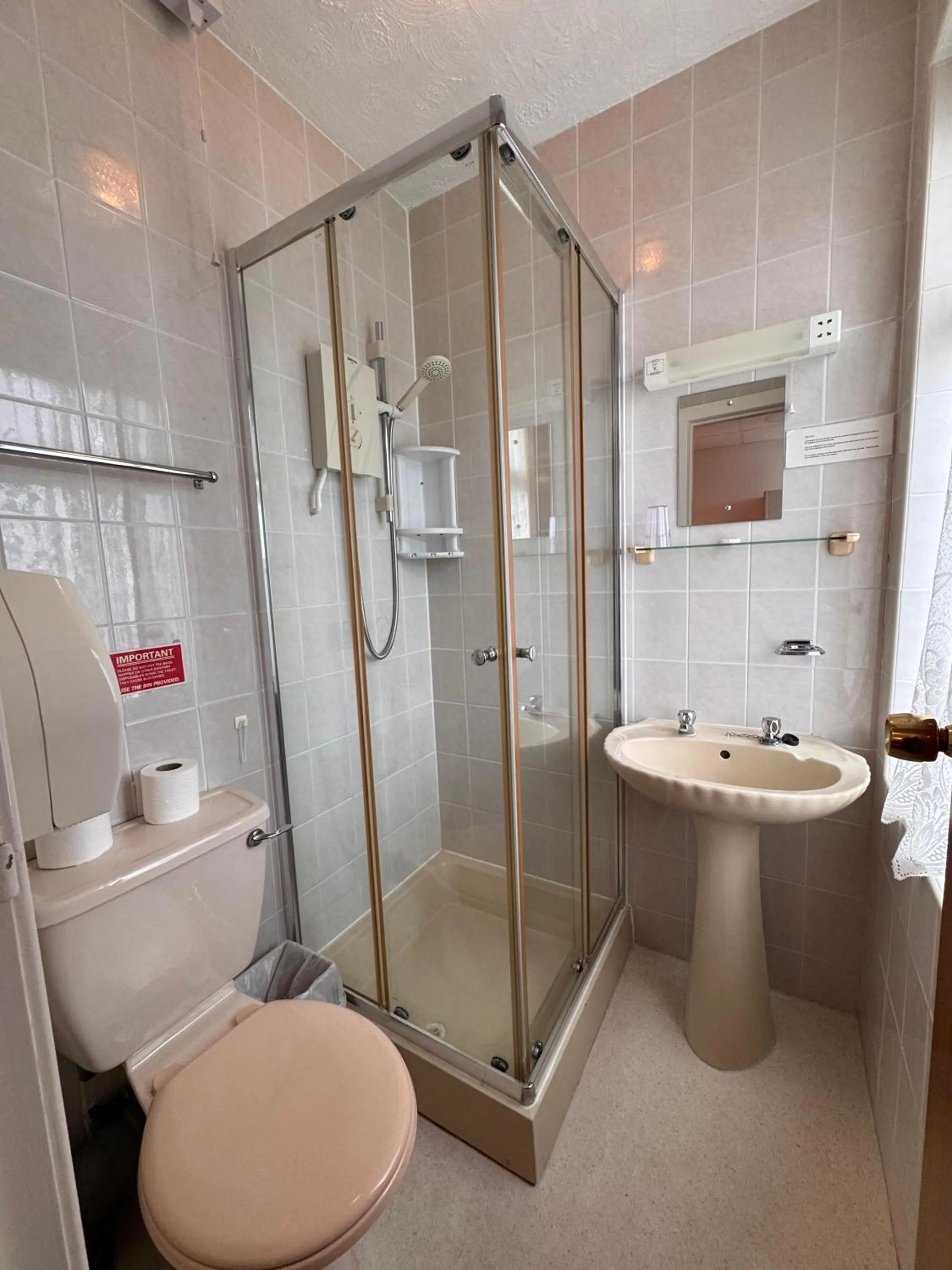 Bathroom in OYO Delton Hotel Blackpool Pleasure Beach