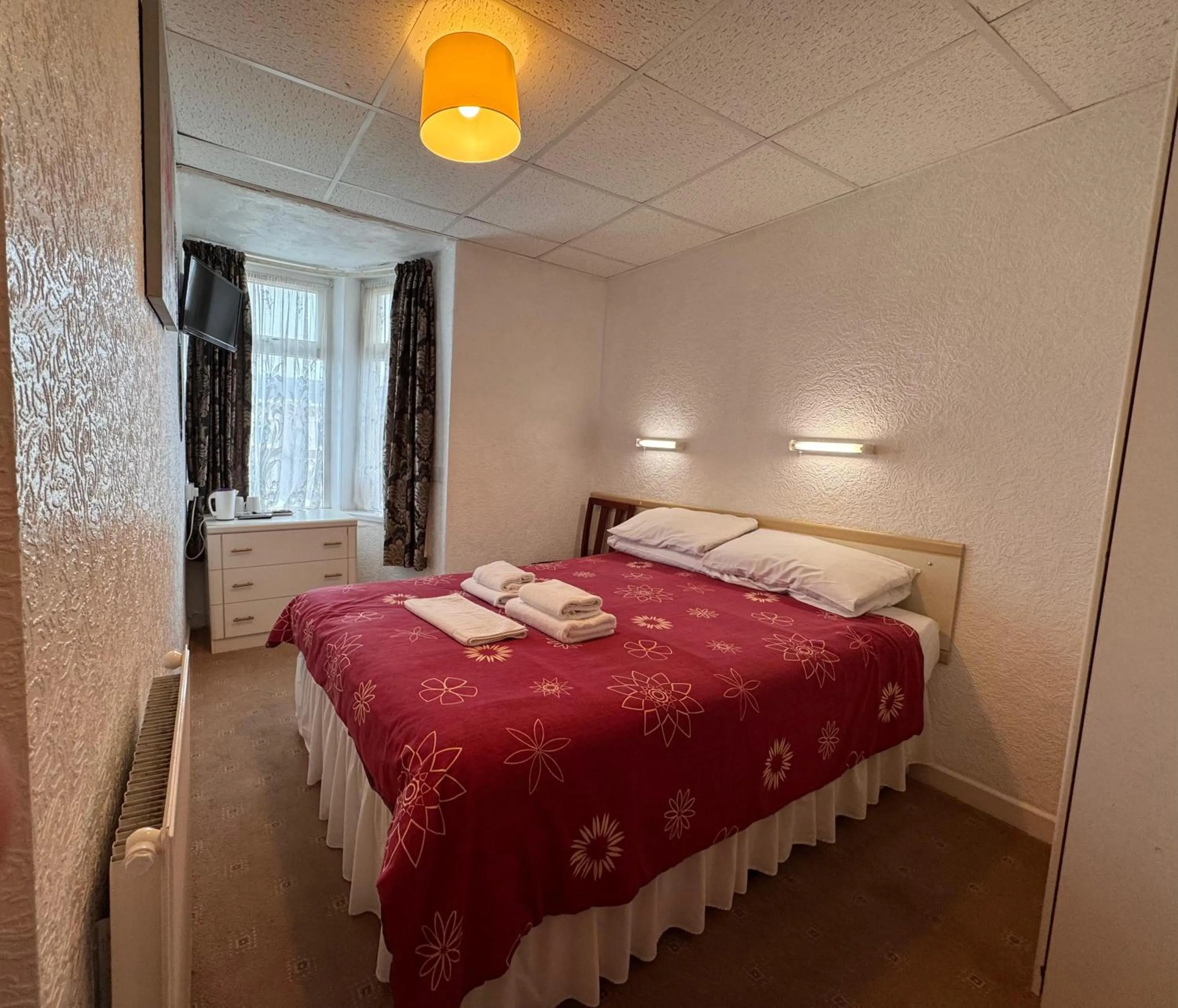 Bedroom, Bed in OYO Delton Hotel Blackpool Pleasure Beach