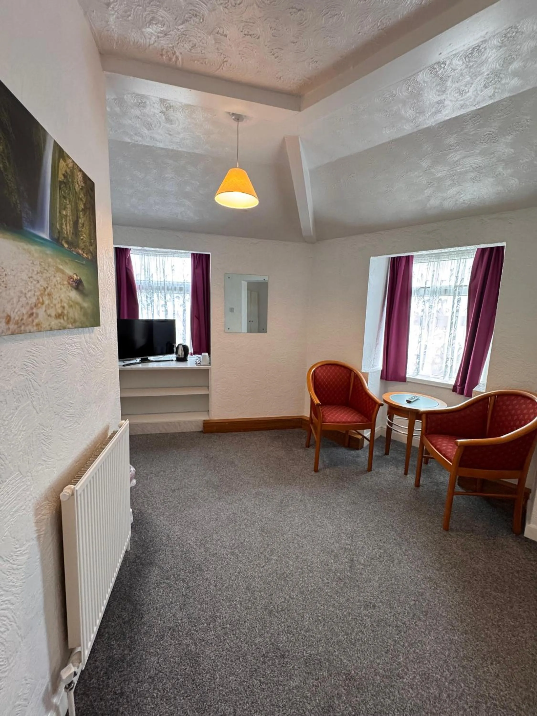 TV and multimedia in OYO Delton Hotel Blackpool Pleasure Beach